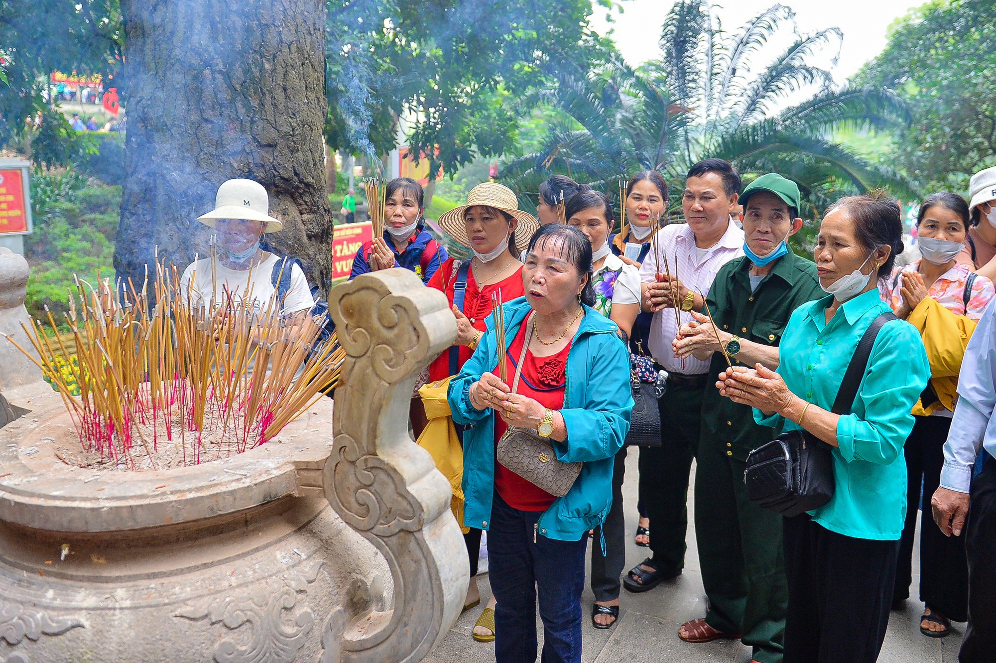 Người d&acirc;n đổ về đền H&ugrave;ng d&acirc;ng hương trước ng&agrave;y ch&iacute;nh lễ - Ảnh 7.