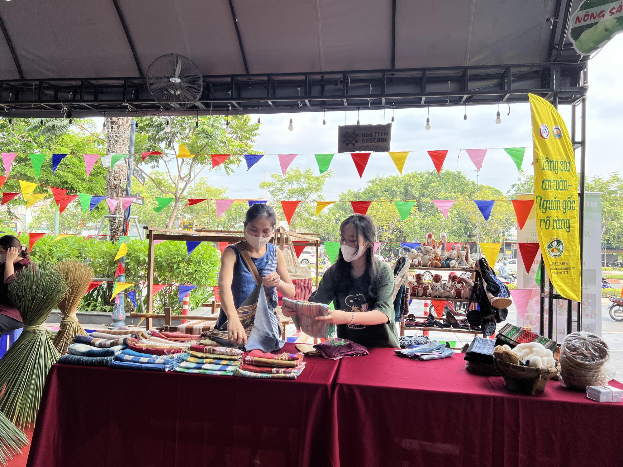 Thoả thích thưởng thức lẩu hoa, chè dừa nước ngũ sắc tại lễ hội của Gigamall - Ảnh 11.