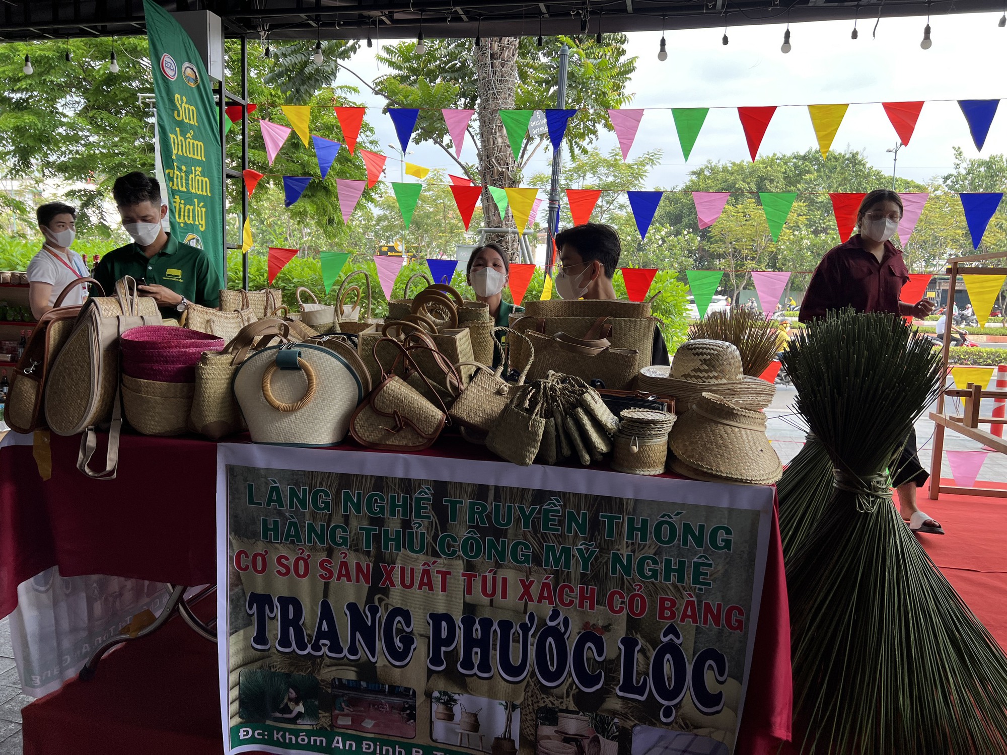 Thoả thích thưởng thức lẩu hoa, chè dừa nước ngũ sắc tại lễ hội của Gigamall - Ảnh 12.