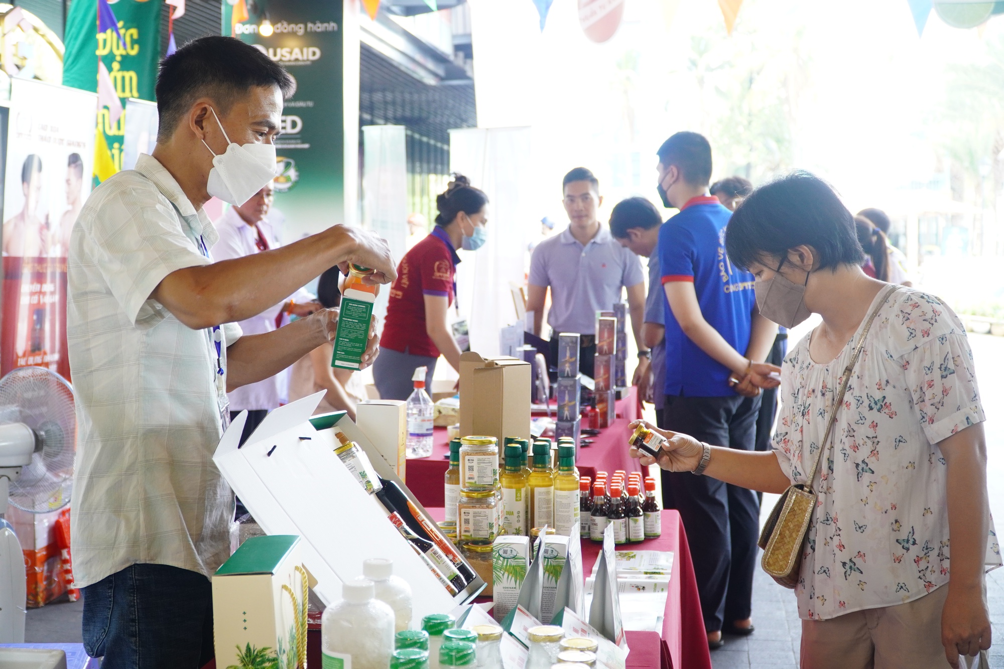 Thoả thích thưởng thức lẩu hoa, chè dừa nước ngũ sắc tại lễ hội của Gigamall - Ảnh 4.