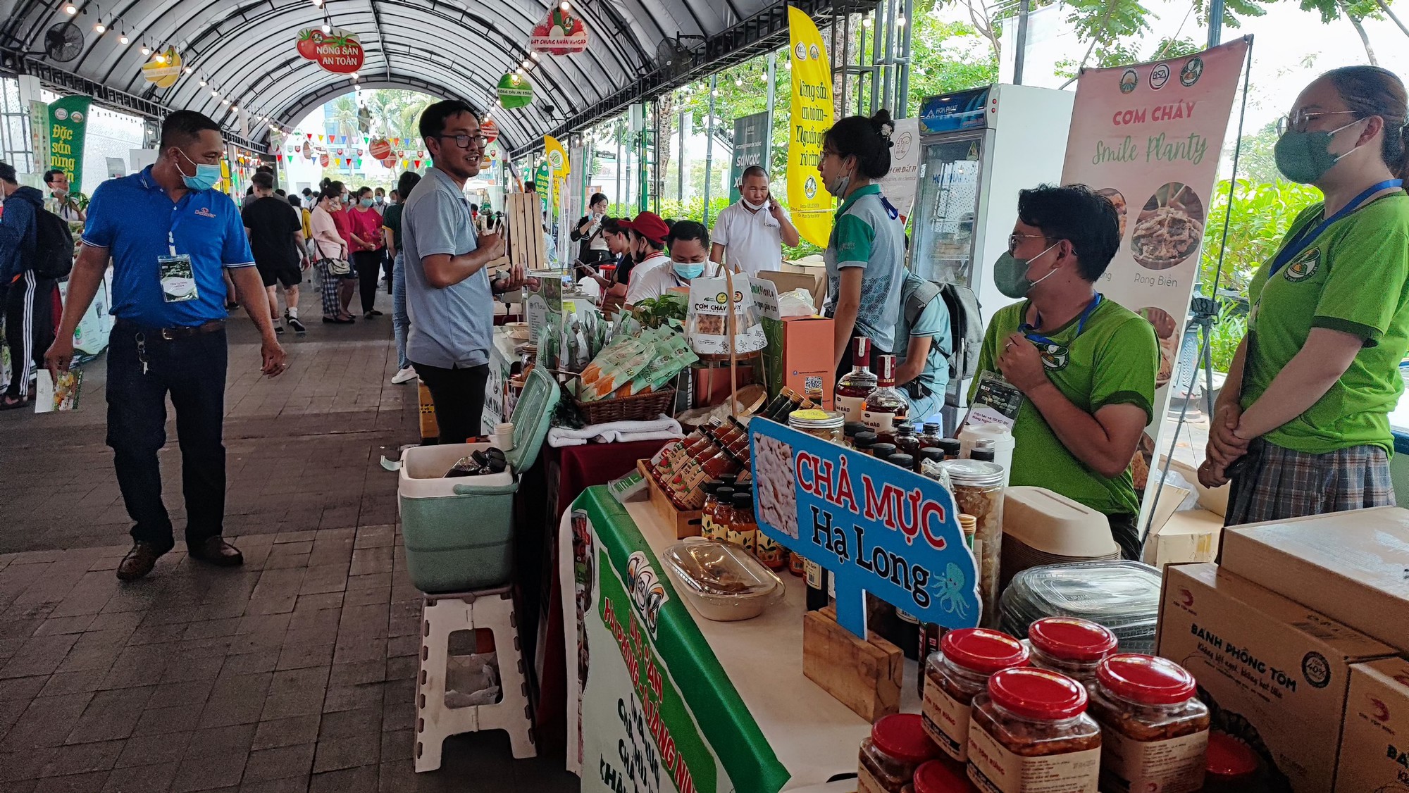 Thoả thích thưởng thức lẩu hoa, chè dừa nước ngũ sắc tại lễ hội của Gigamall - Ảnh 9.