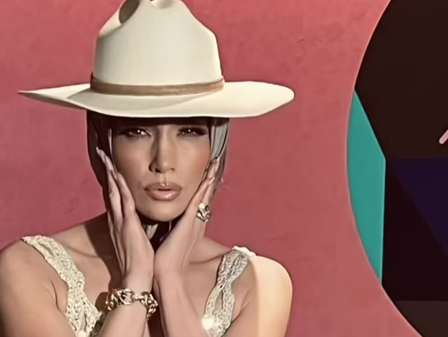 Jennifer Lopez gây sốt với cơ bụng săn chắc ở tuổi 53