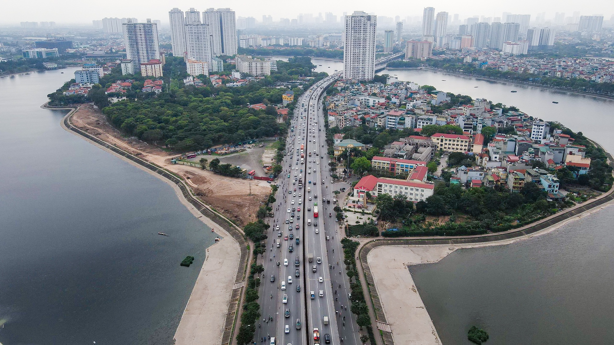 Người dân đổ về quê, cửa ngõ Hà Nội ùn tắc kéo dài - Ảnh 3.