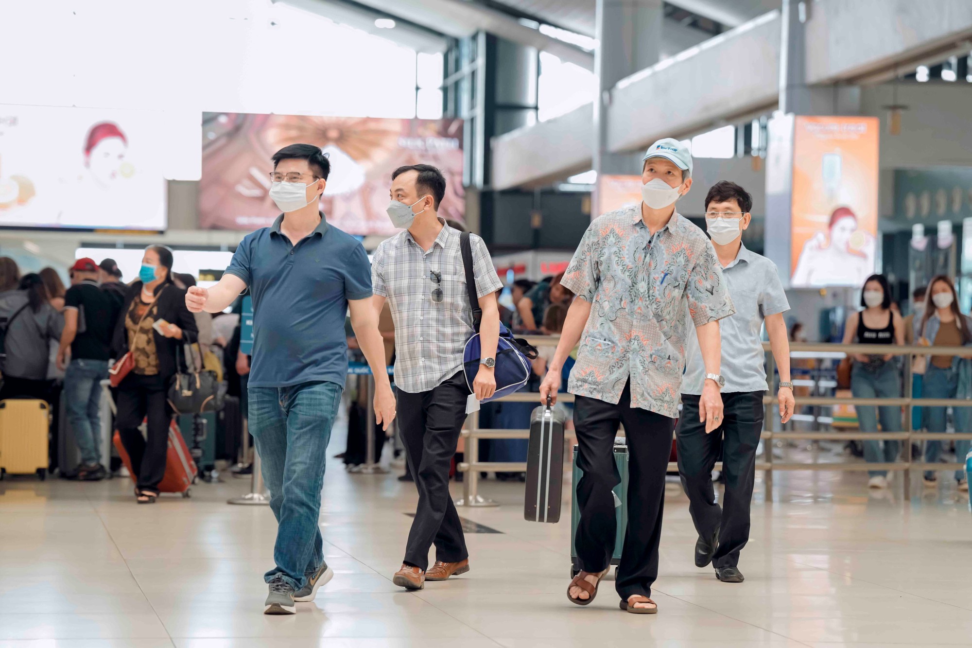 Kh&ocirc;ng kh&iacute; tại s&acirc;n bay trước ng&agrave;y cao điểm - Ảnh 4.