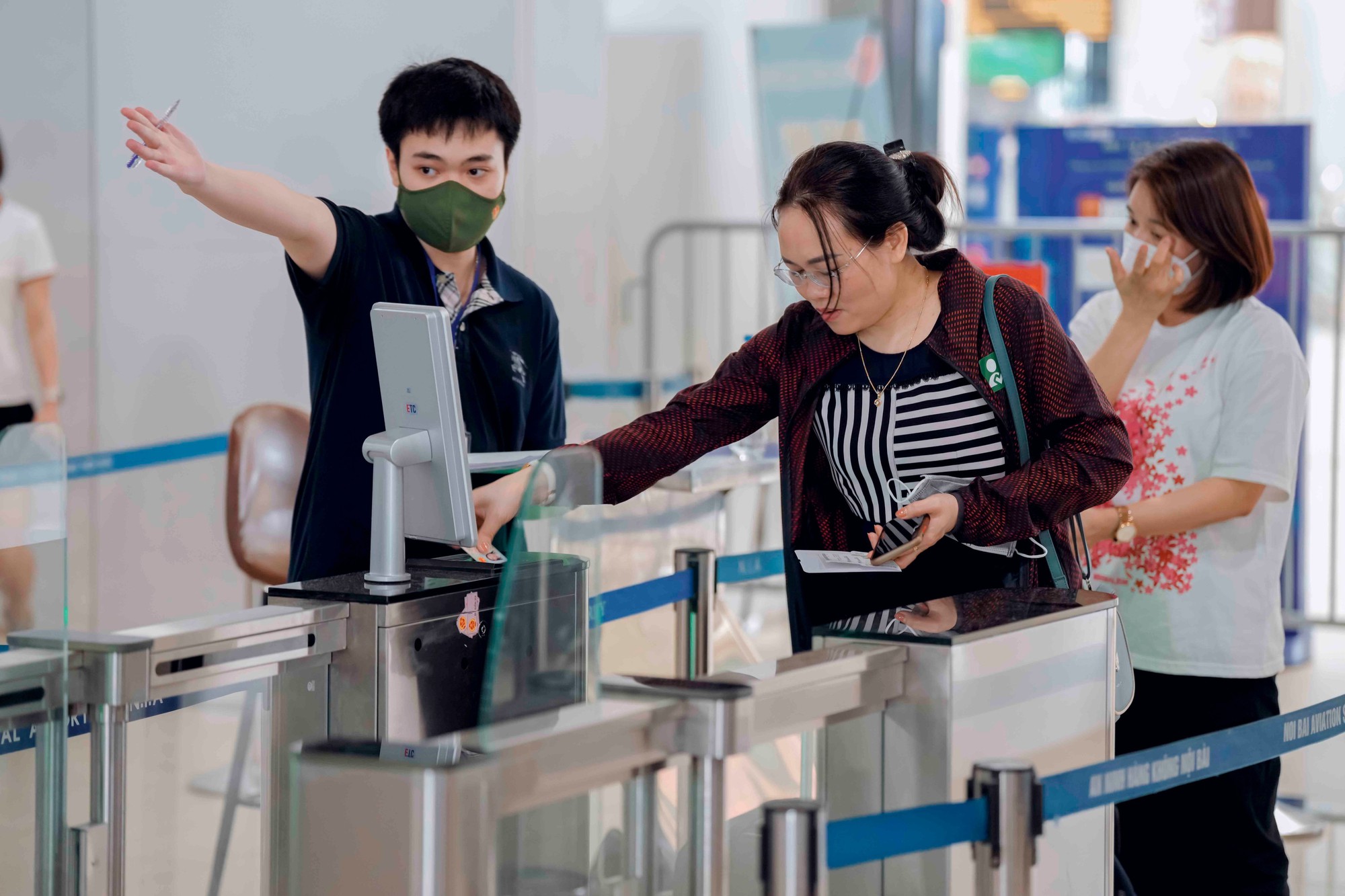 Kh&ocirc;ng kh&iacute; tại s&acirc;n bay trước ng&agrave;y cao điểm - Ảnh 7.