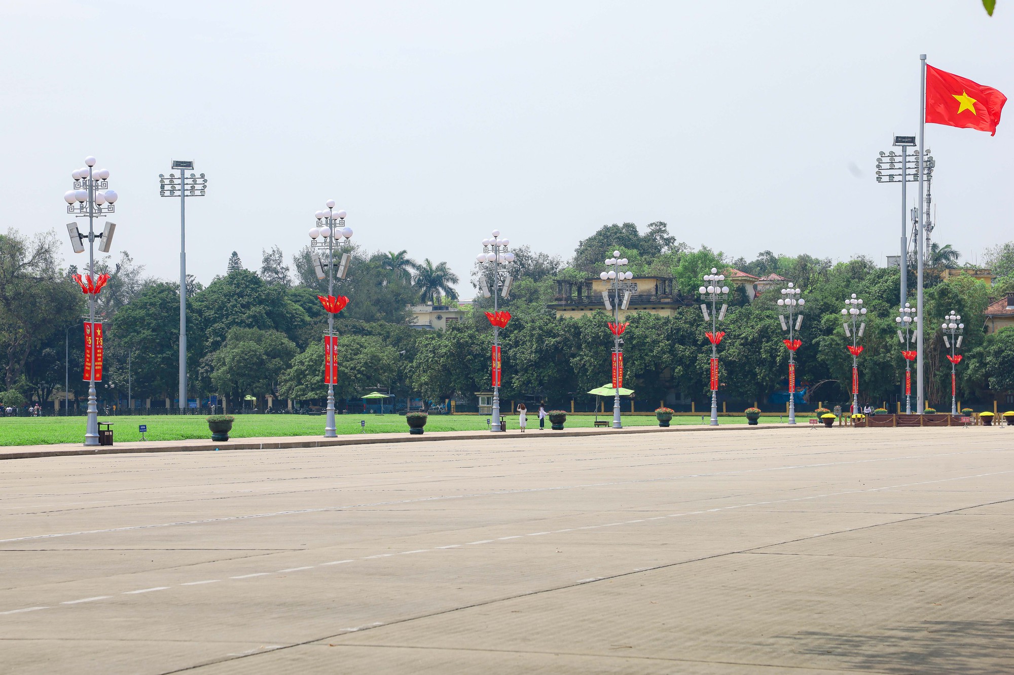 Hà Nội rợp cờ hoa mừng ngày thống nhất đất nước 30-4, Quốc tế Lao động 1-5
