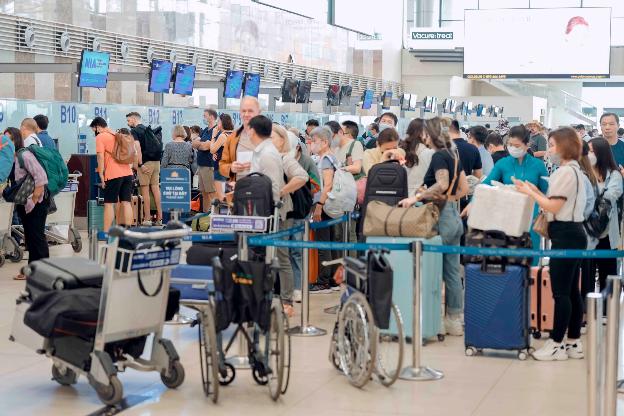 Kh&ocirc;ng kh&iacute; tại s&acirc;n bay trước ng&agrave;y cao điểm - Ảnh 1.