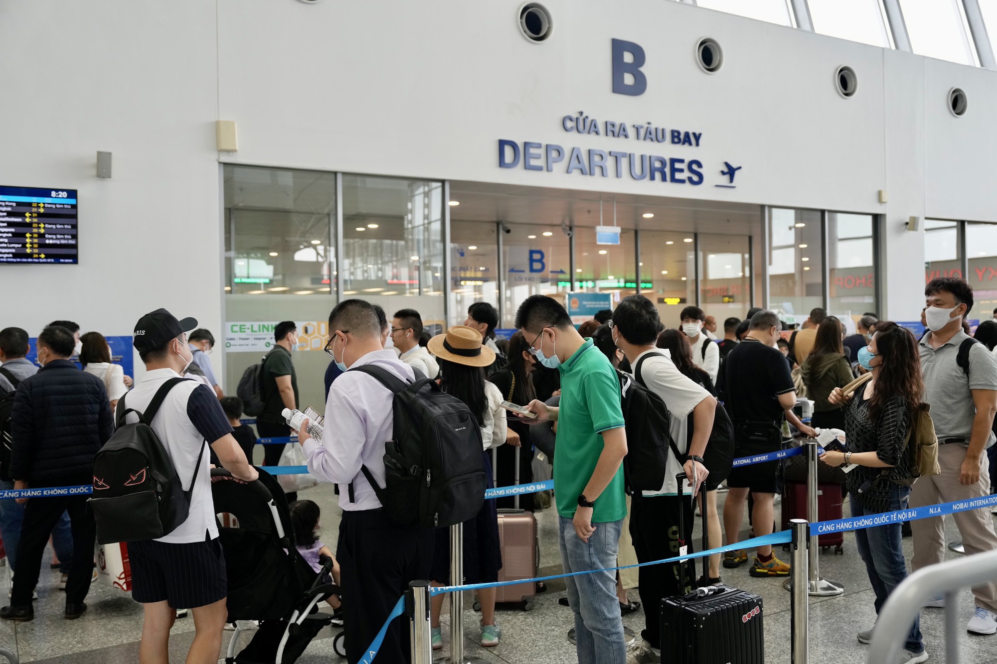 Kh&ocirc;ng kh&iacute; tại s&acirc;n bay trước ng&agrave;y cao điểm - Ảnh 2.