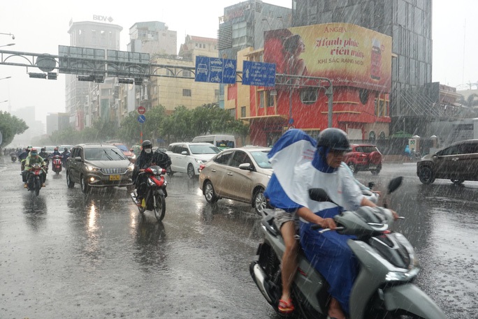 TP HCM: Mưa lớn thời điểm người d&acirc;n về qu&ecirc; nghỉ lễ - Ảnh 1.
