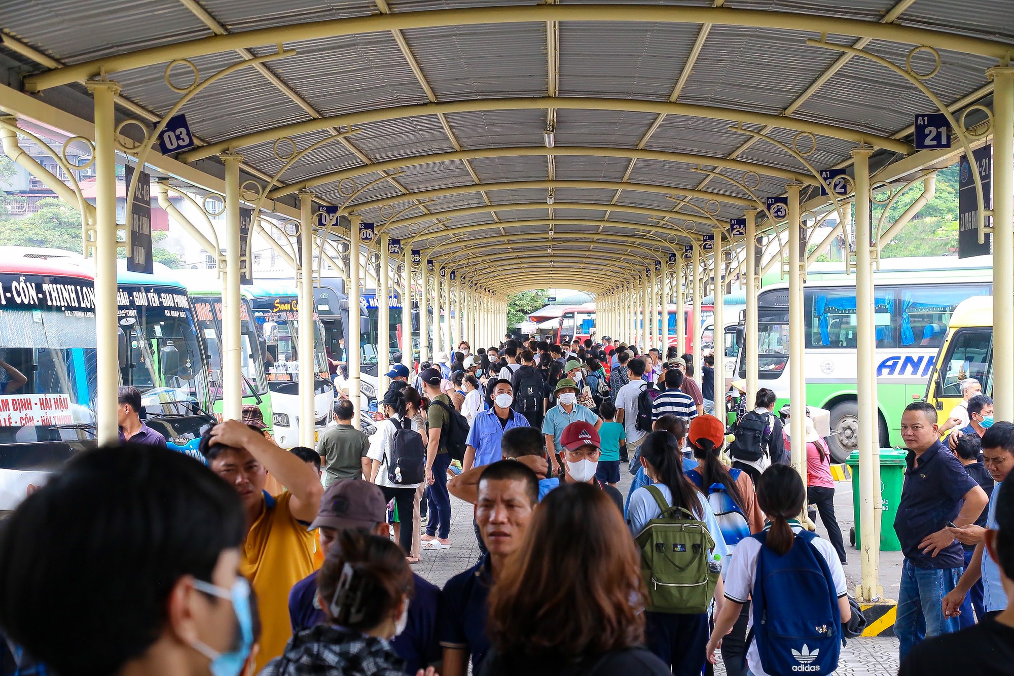 Người dân vội vã lên xe về quê nghỉ lễ