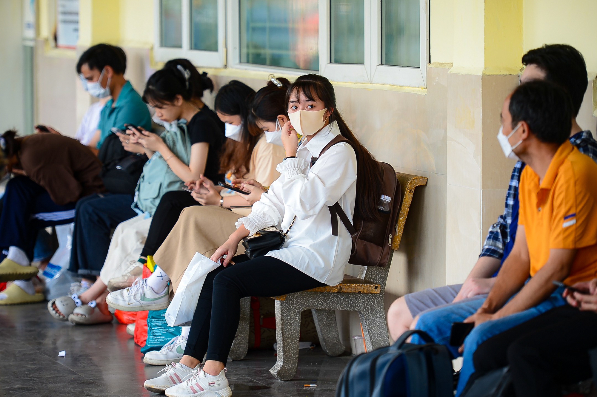 Người dân vội vã lên xe về quê nghỉ lễ - Ảnh 9.