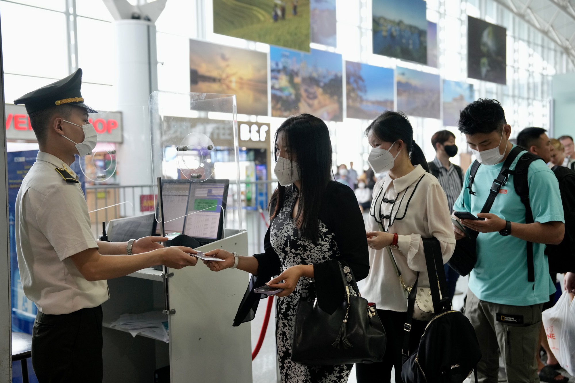 Kh&ocirc;ng kh&iacute; tại s&acirc;n bay trước ng&agrave;y cao điểm - Ảnh 6.