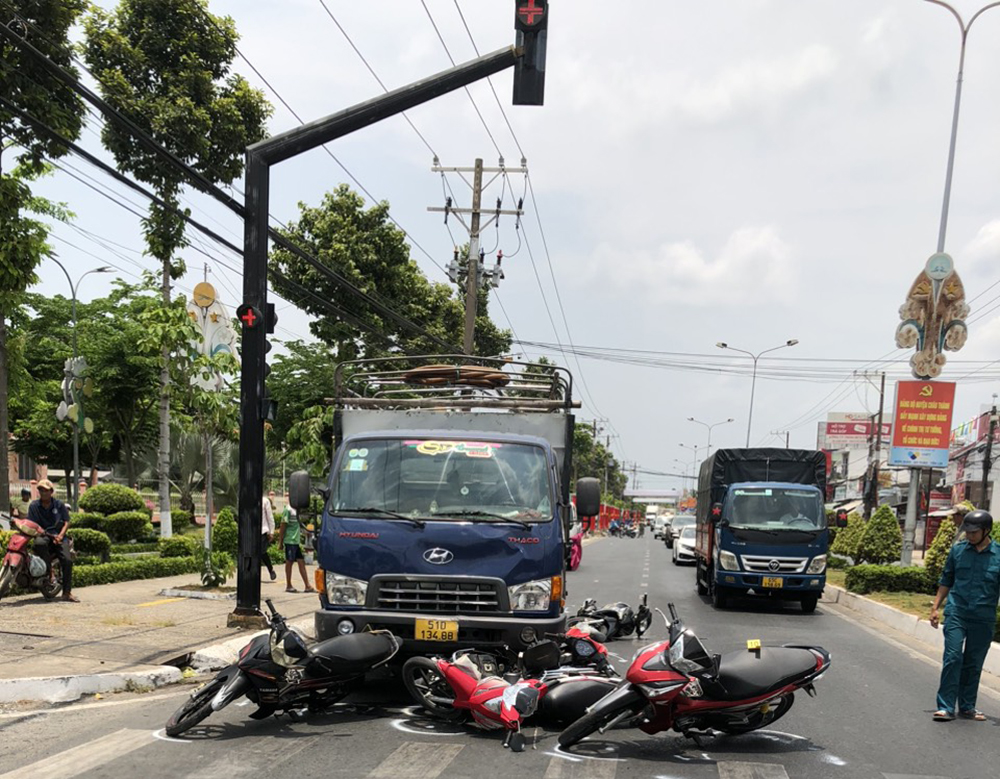 Nguy&ecirc;n nh&acirc;n kh&aacute; bất ngờ vụ xe tải t&ocirc;ng h&agrave;ng loạt xe gắn m&aacute;y ở An Giang - Ảnh 2.