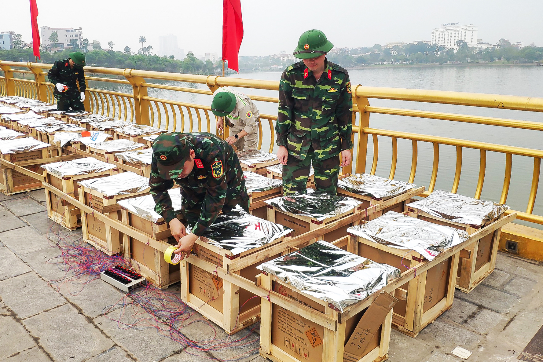Bên trong trận địa pháo hoa dịp lễ hội Giỗ Tổ Hùng Vương