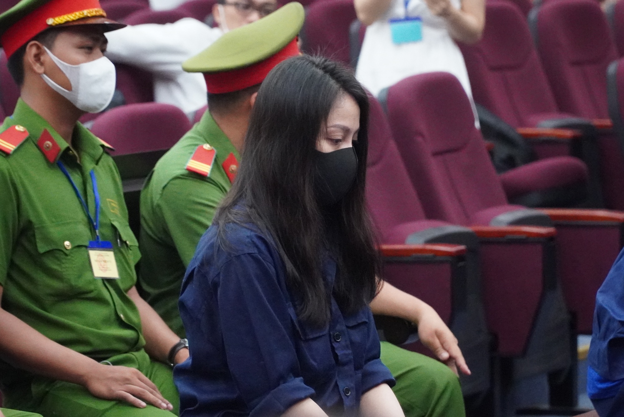 Vụ b&eacute; g&aacute;i 8 tuổi bị bạo h&agrave;nh tử vong: Nghị &aacute;n k&eacute;o d&agrave;i v&agrave; tuy&ecirc;n &aacute;n v&agrave;o ng&agrave;y 10-5 - Ảnh 2.