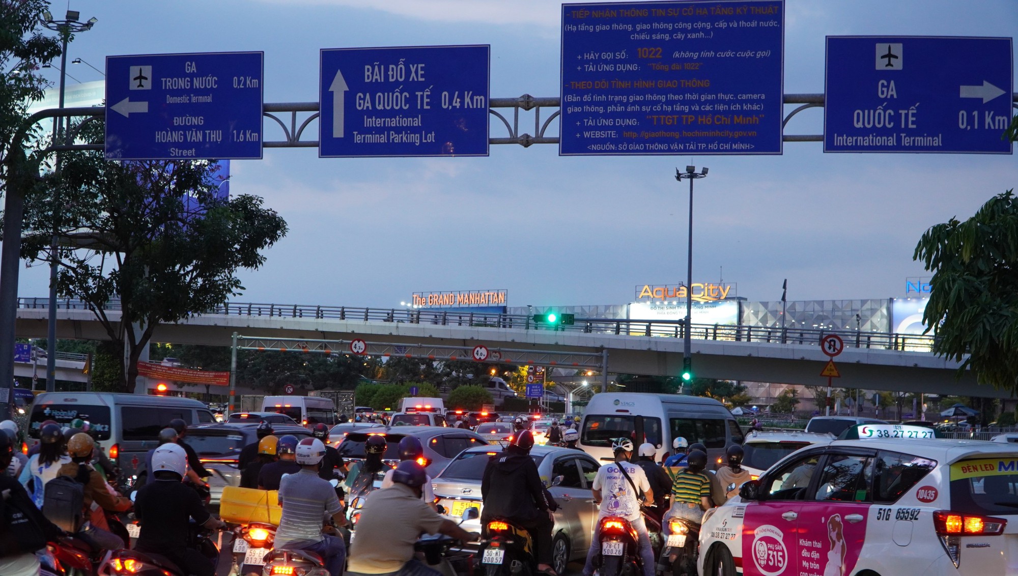 TP HCM: Bến xe, đường ra sân bay đông nghịt người - Ảnh 12.