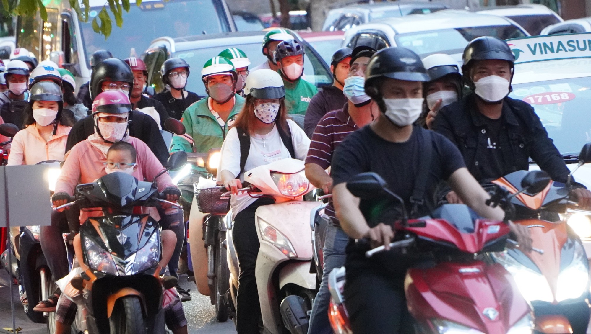 TP HCM: Bến xe, đường ra sân bay đông nghịt người