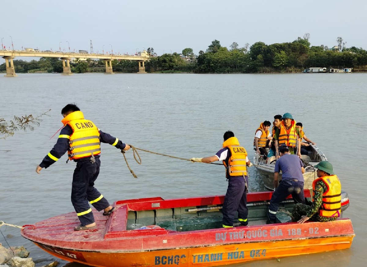 Bỏ lại xe đạp và đôi dép trên cầu, nam thanh niên nhảy sông tự tử