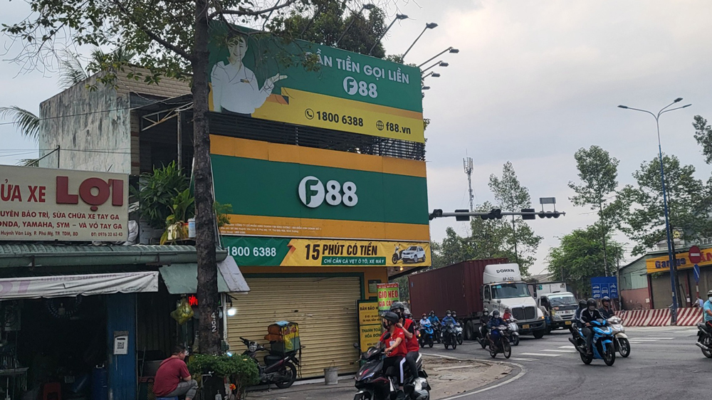 Công an thu giữ hồ sơ một số cơ sở F88 tại Bình Dương