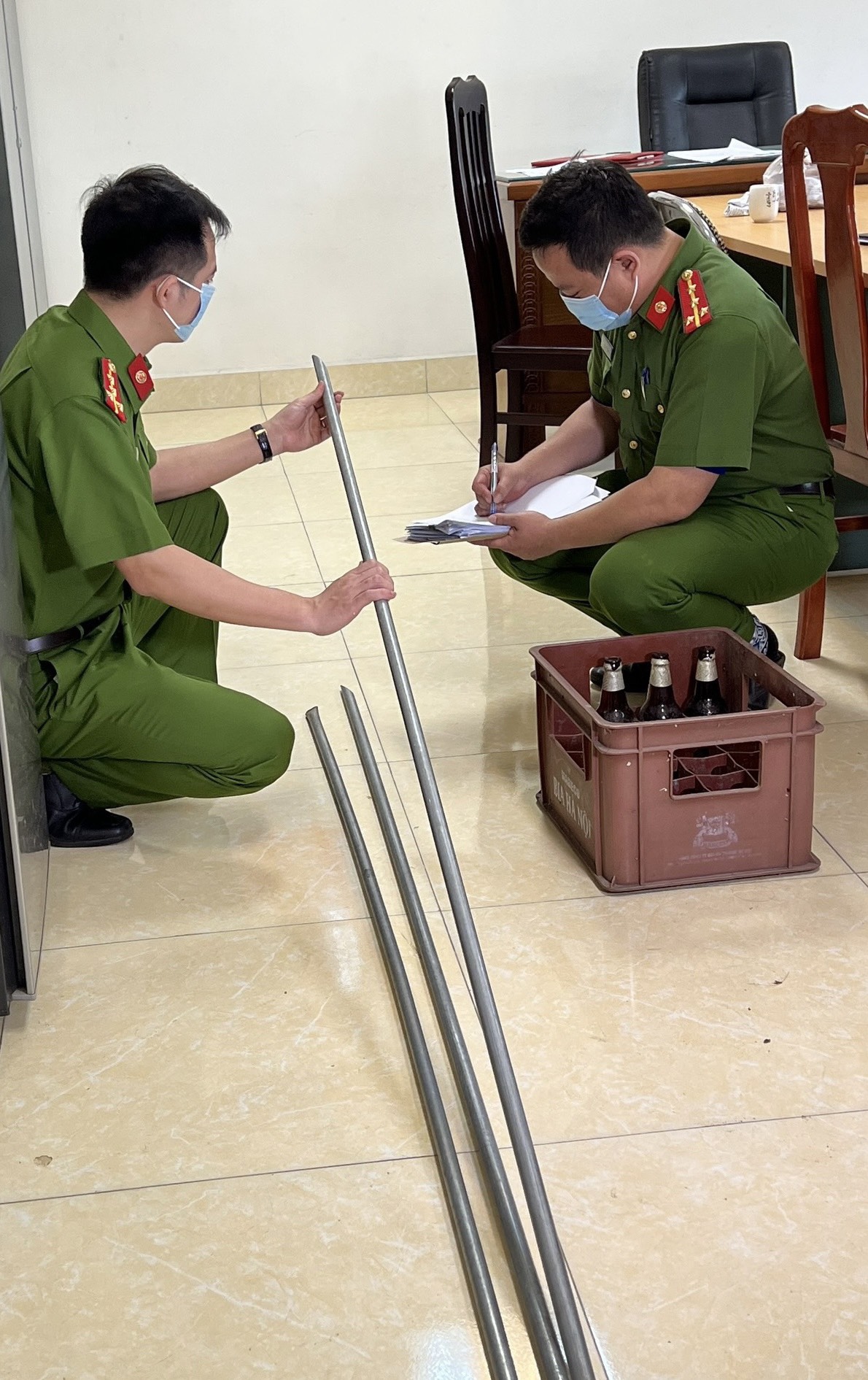 H&agrave;ng chục thanh thiếu ni&ecirc;n d&ugrave;ng hung kh&iacute;, vỏ chai bia g&acirc;y rối trật tự c&ocirc;ng cộng - Ảnh 2.
