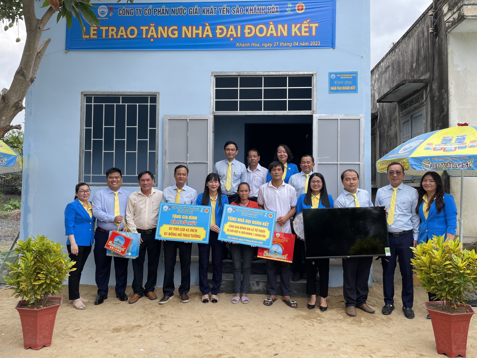 Người mẹ rớt nước mắt ngày nhận căn nhà Đại đoàn kết - Ảnh 2.