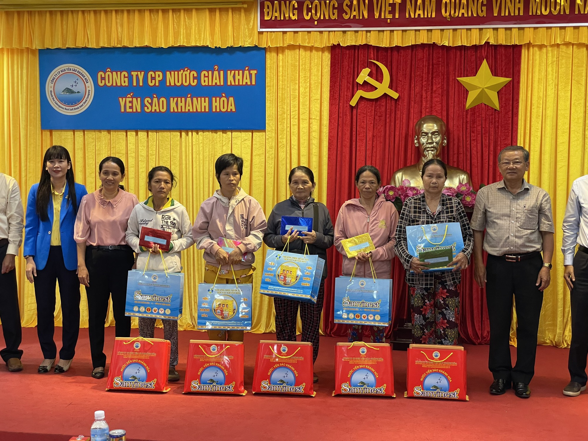 Người mẹ rớt nước mắt ngày nhận căn nhà Đại đoàn kết - Ảnh 6.
