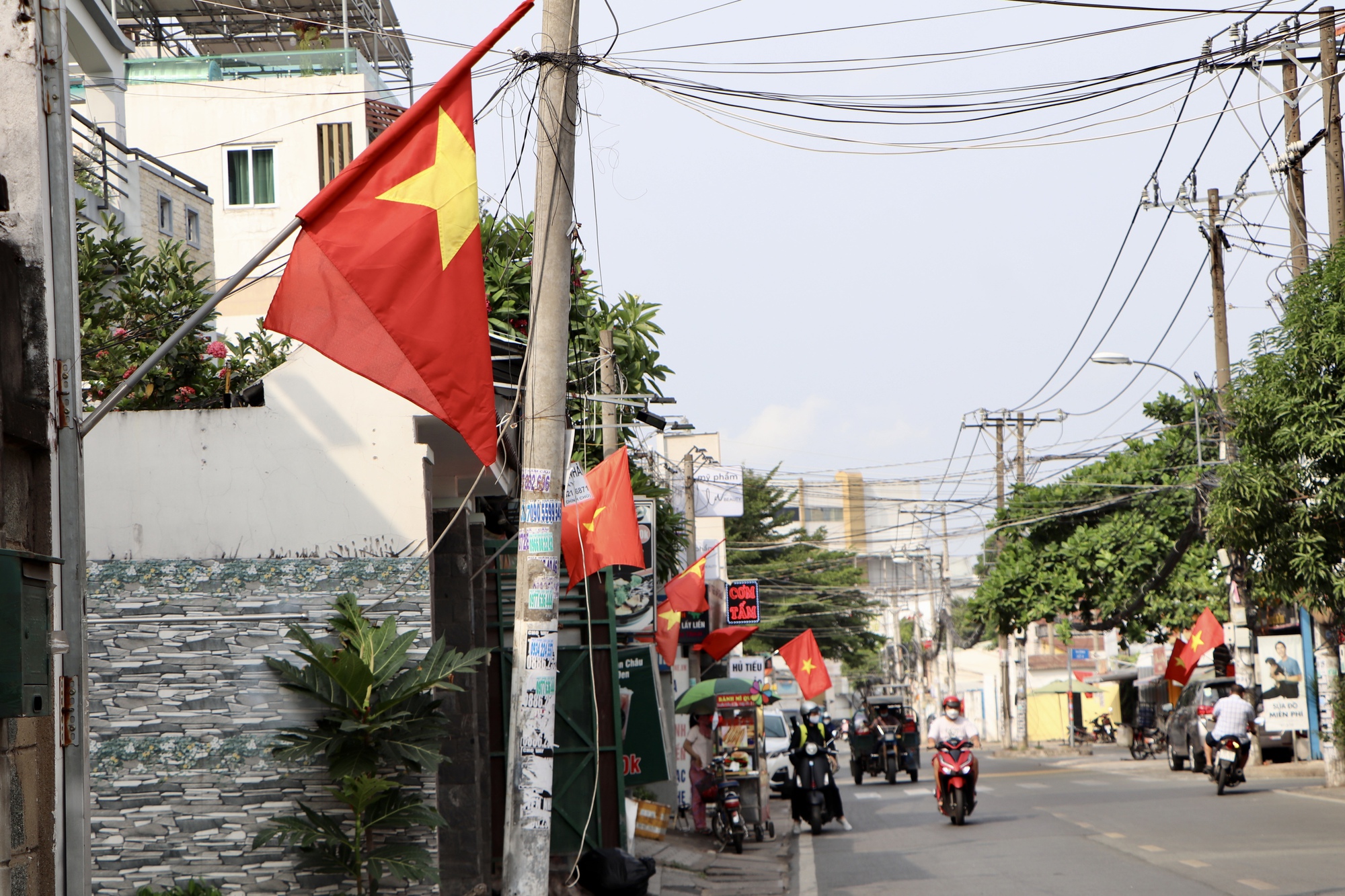 Đường phố TP HCM rực rỡ cờ hoa mừng ng&agrave;y thống nhất - Ảnh 13.