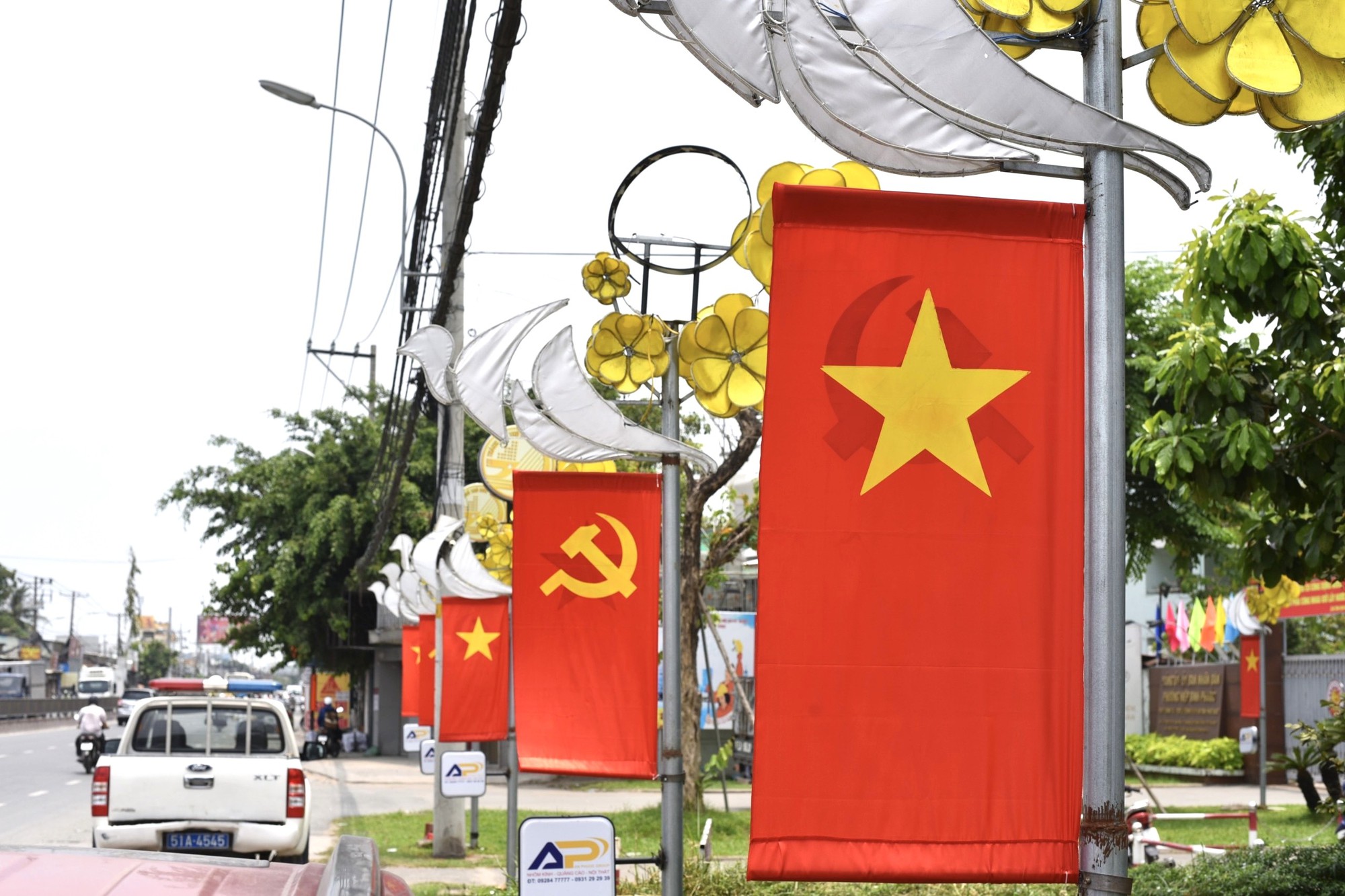 Đường phố TP HCM rực rỡ cờ hoa mừng ng&agrave;y thống nhất - Ảnh 4.