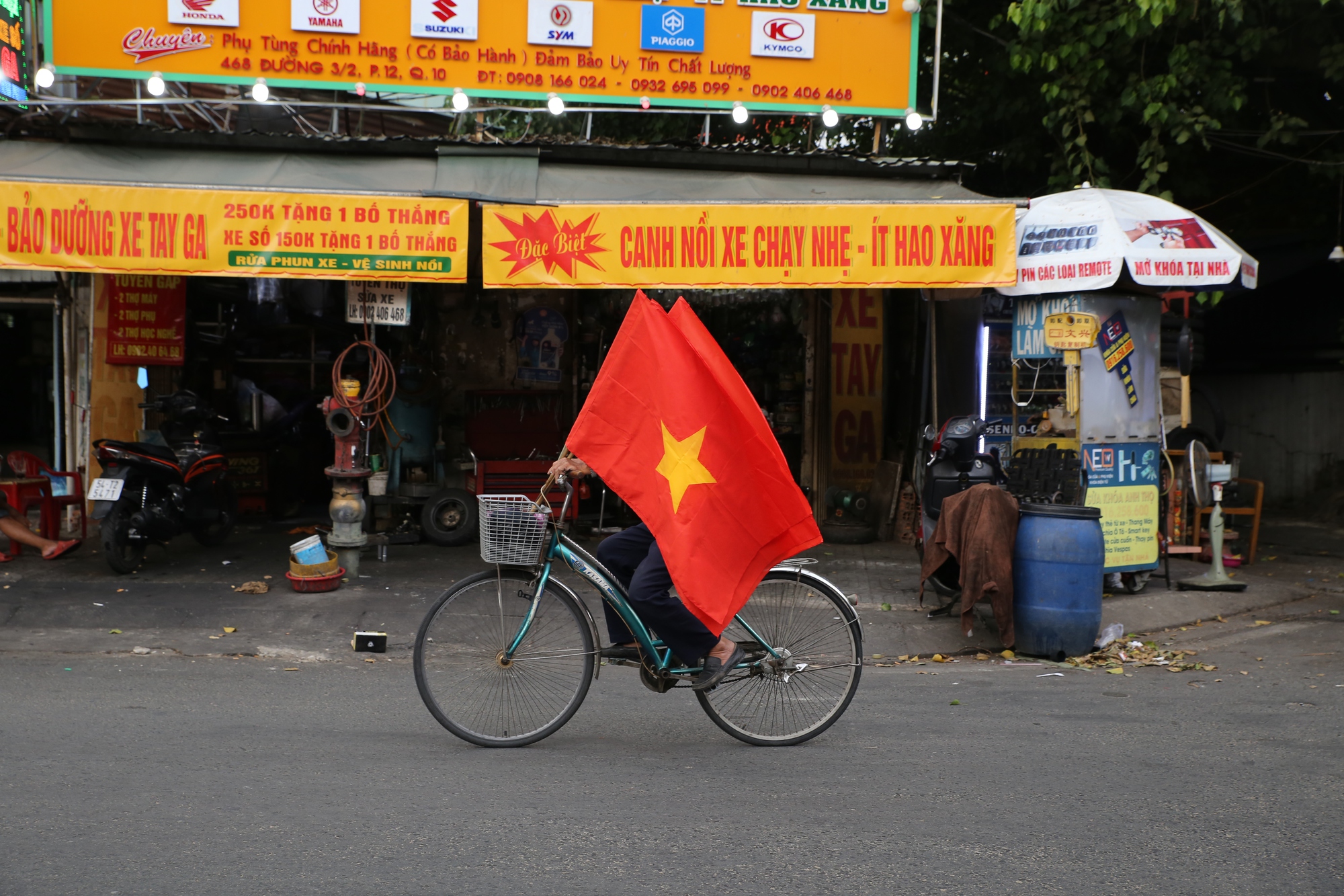 Đường phố TP HCM rực rỡ cờ hoa mừng ng&agrave;y thống nhất - Ảnh 11.