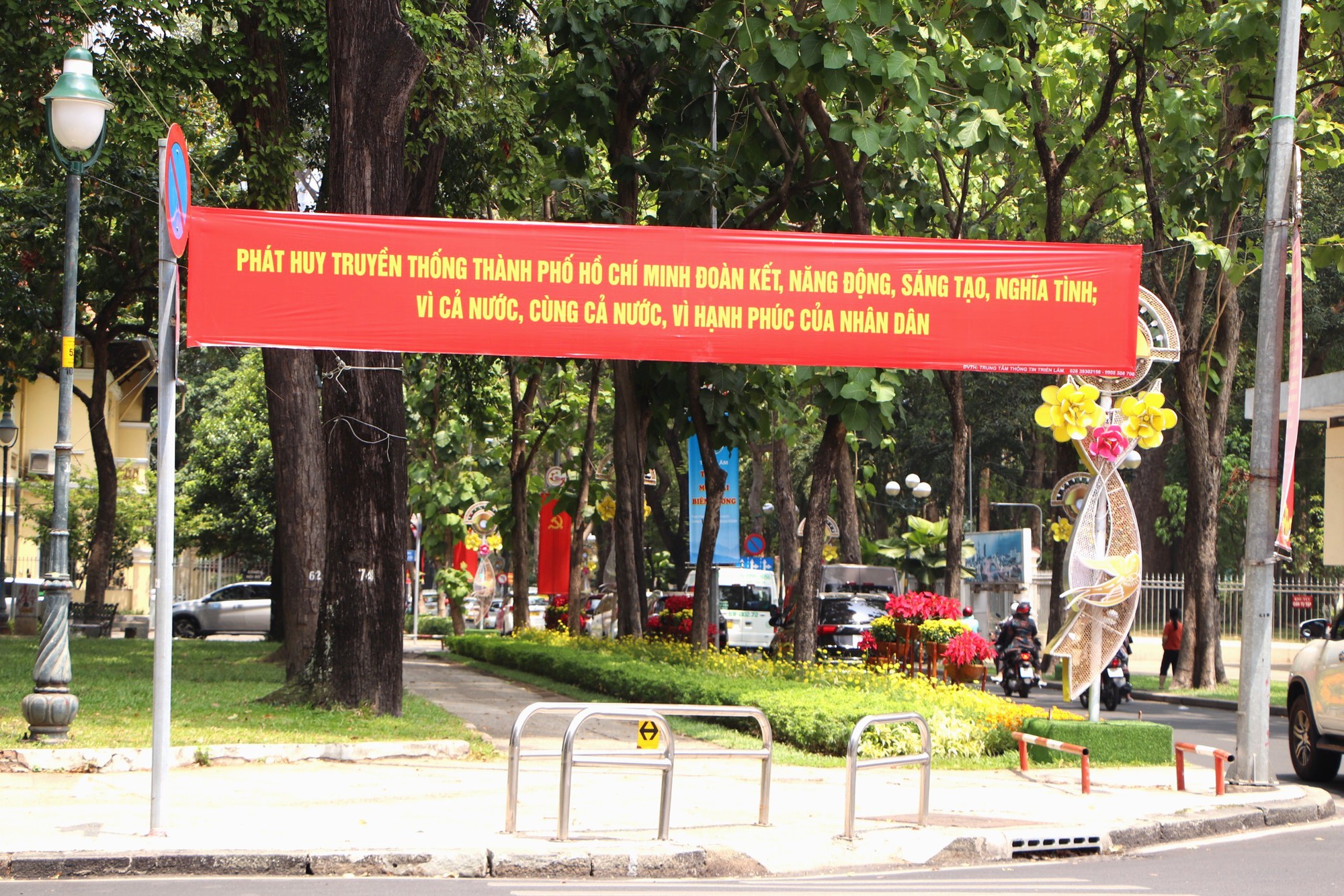 Đường phố TP HCM rực rỡ cờ hoa mừng ng&agrave;y thống nhất - Ảnh 5.