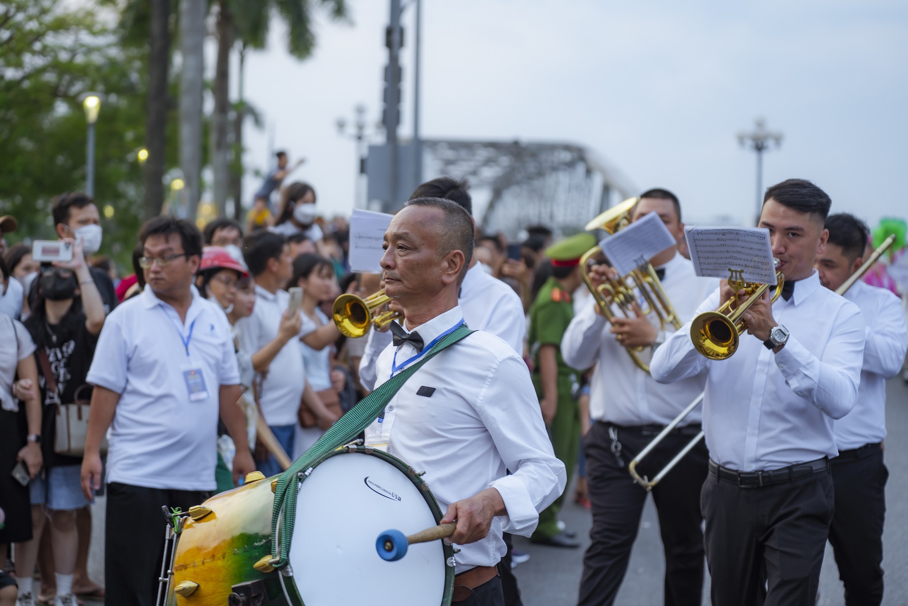 Nhiều người chen ch&acirc;n xem quảng diễn nghệ thuật ở Huế - Ảnh 3.