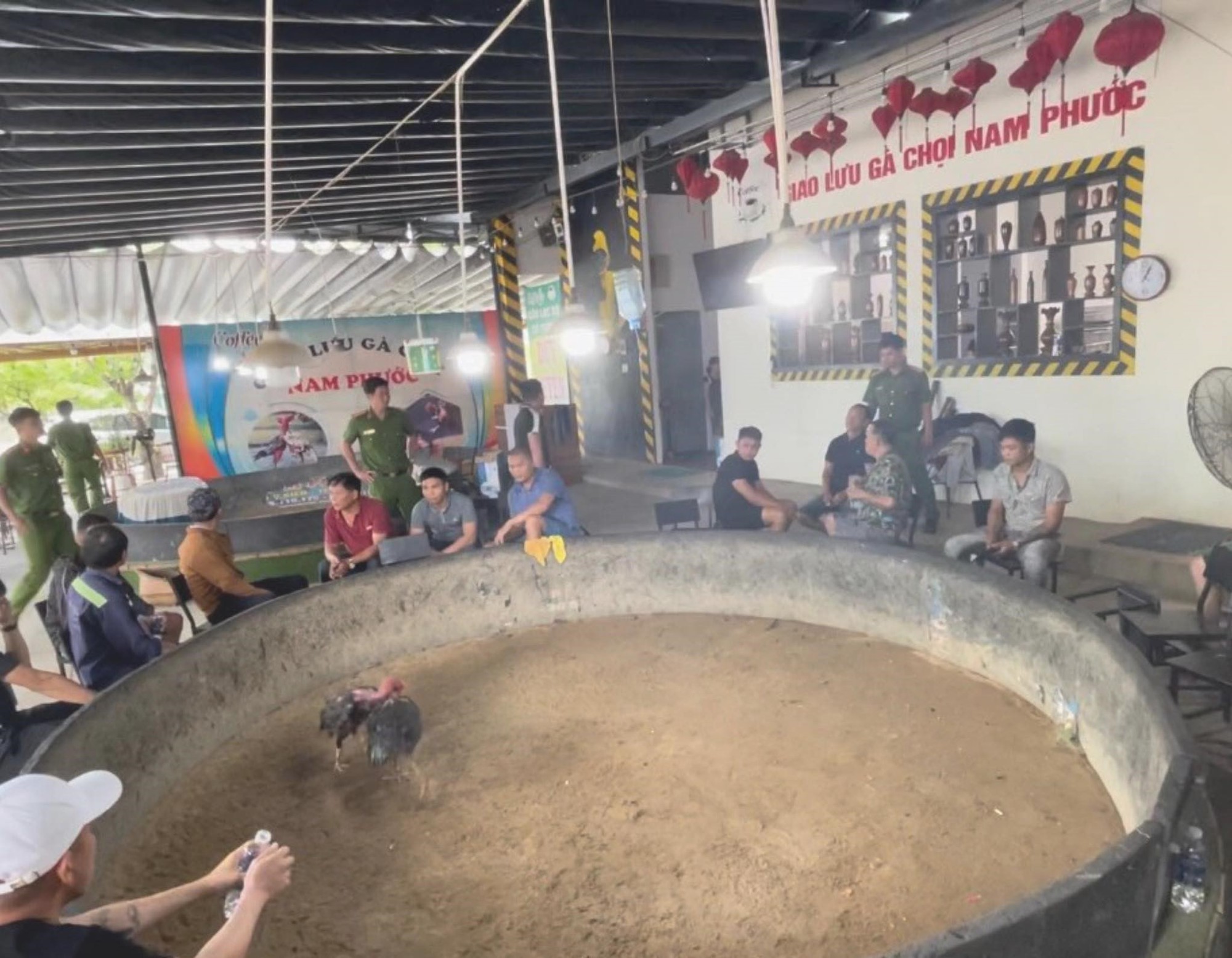 Công an đánh úp sới bạc núp bóng "giao lưu gà chọi"