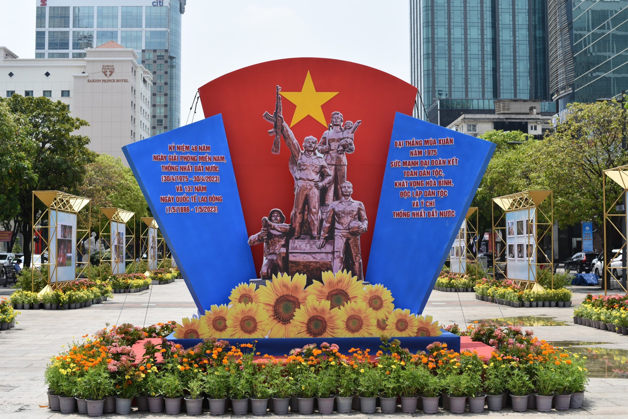 Đường phố TP HCM rực rỡ cờ hoa mừng ng&agrave;y thống nhất - Ảnh 3.