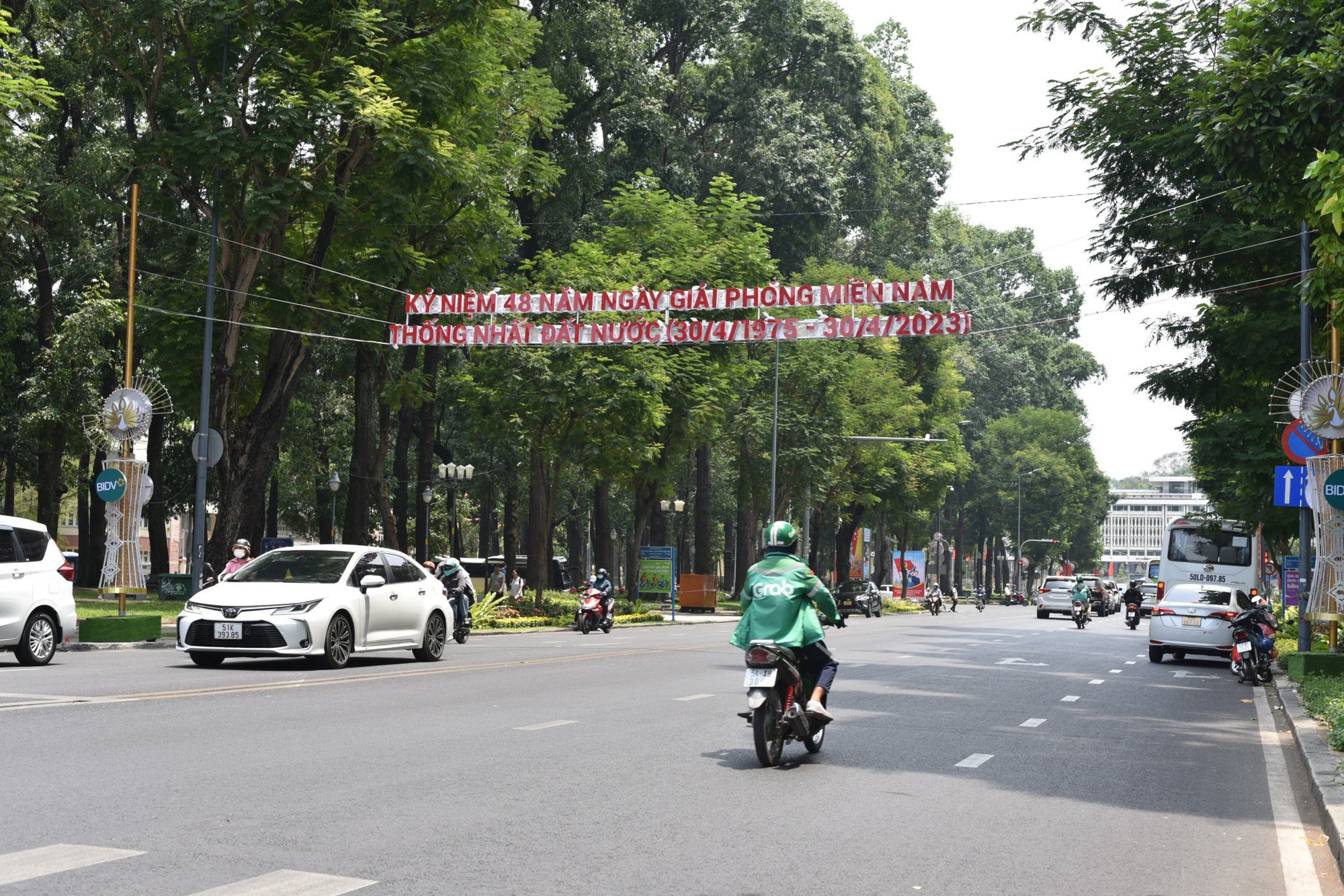 Đường phố TP HCM rực rỡ cờ hoa mừng ng&agrave;y thống nhất - Ảnh 6.