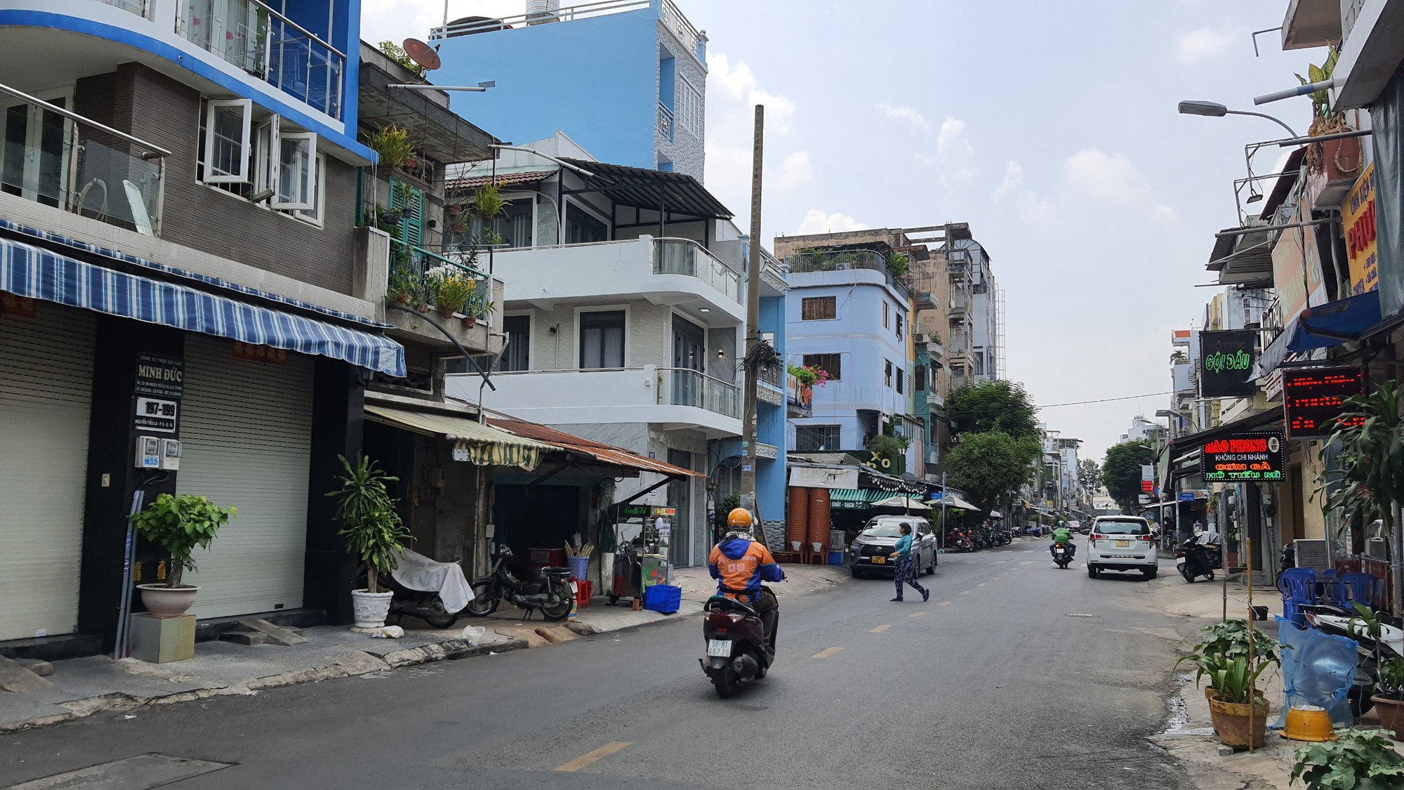 Bắt 2 kẻ giật giỏ xách táo tợn ở TP HCM - Ảnh 3.