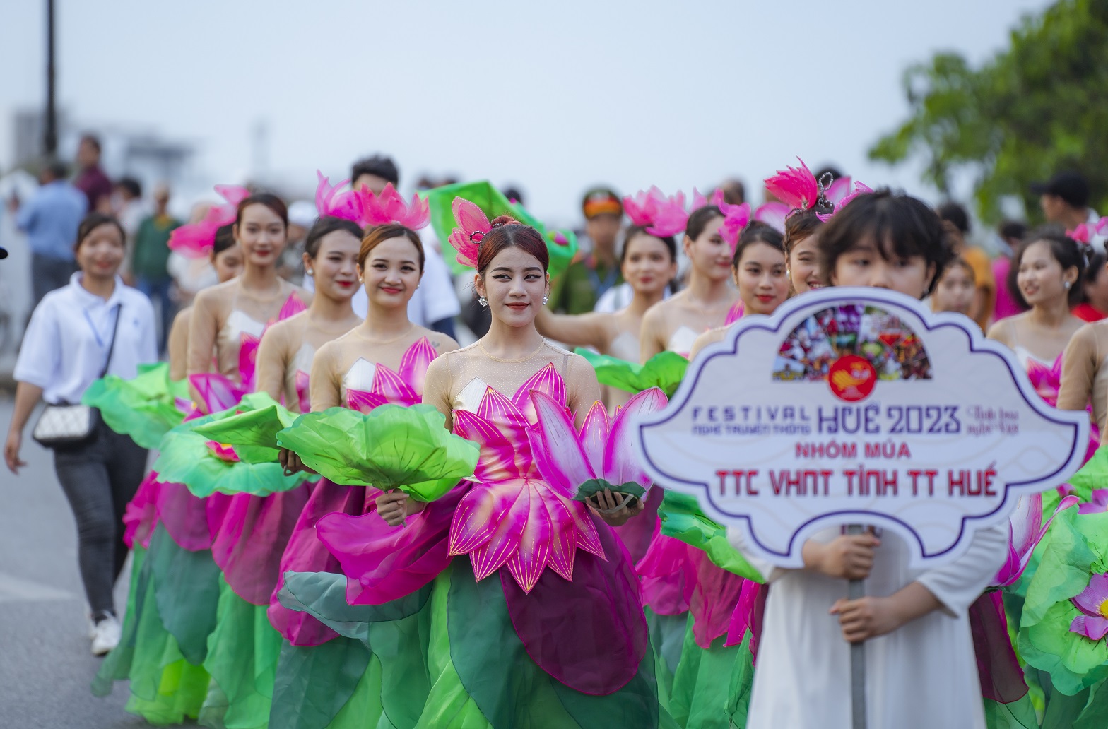 Nhiều người chen ch&acirc;n xem quảng diễn nghệ thuật ở Huế - Ảnh 16.