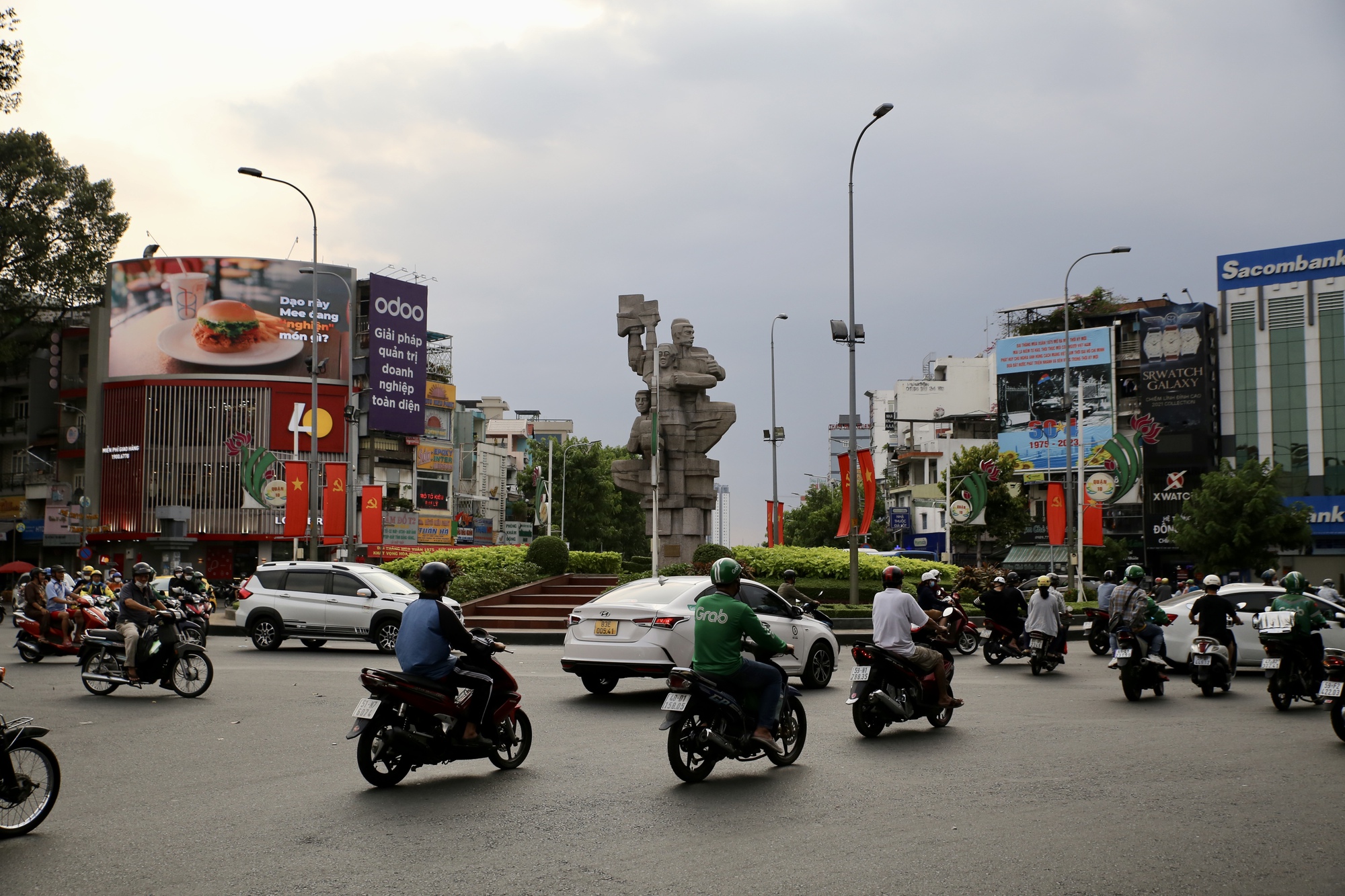 Đường phố TP HCM rực rỡ cờ hoa mừng ng&agrave;y thống nhất - Ảnh 10.