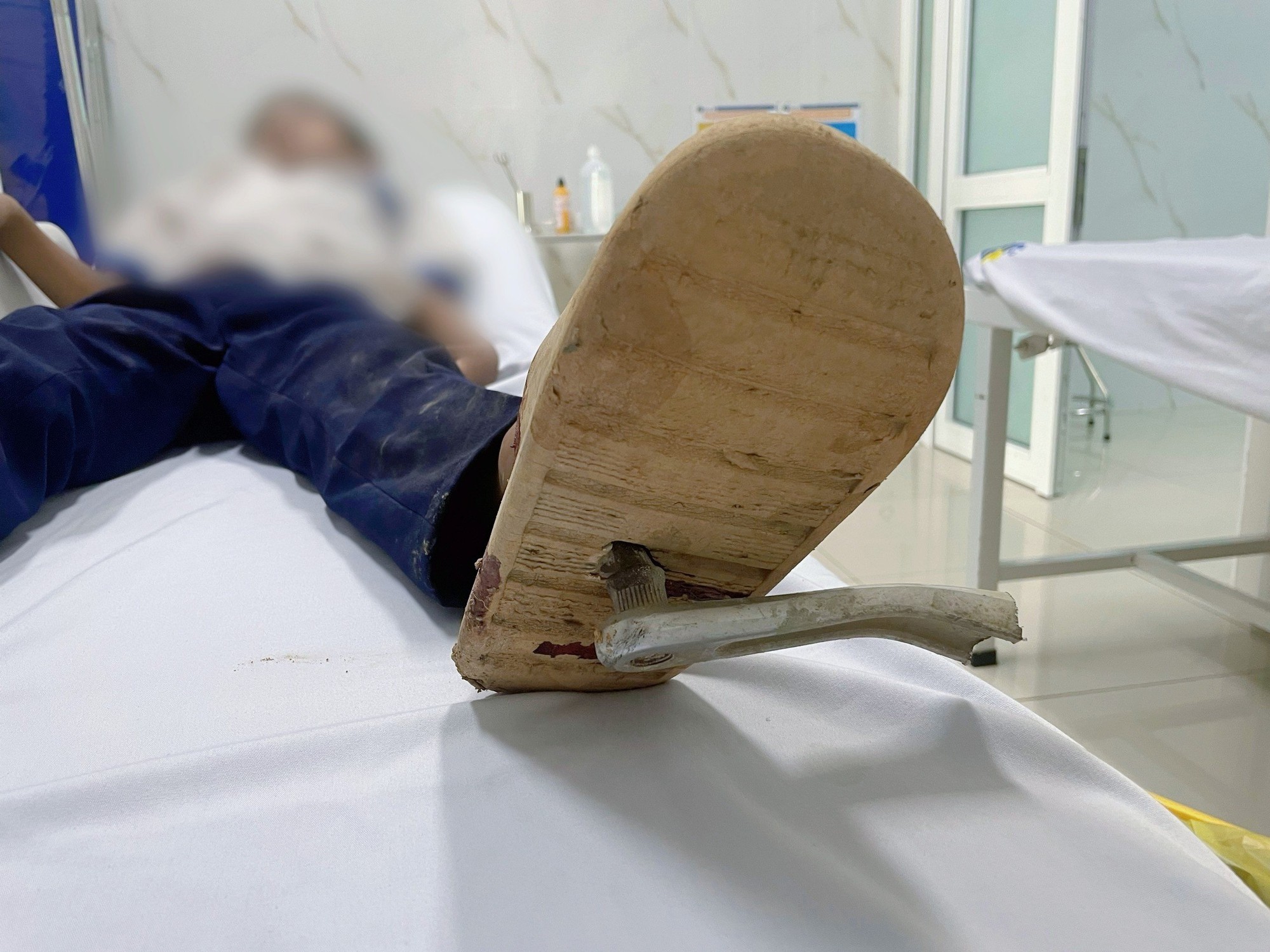 Bé trai bị thanh sắt đâm xuyên bàn chân