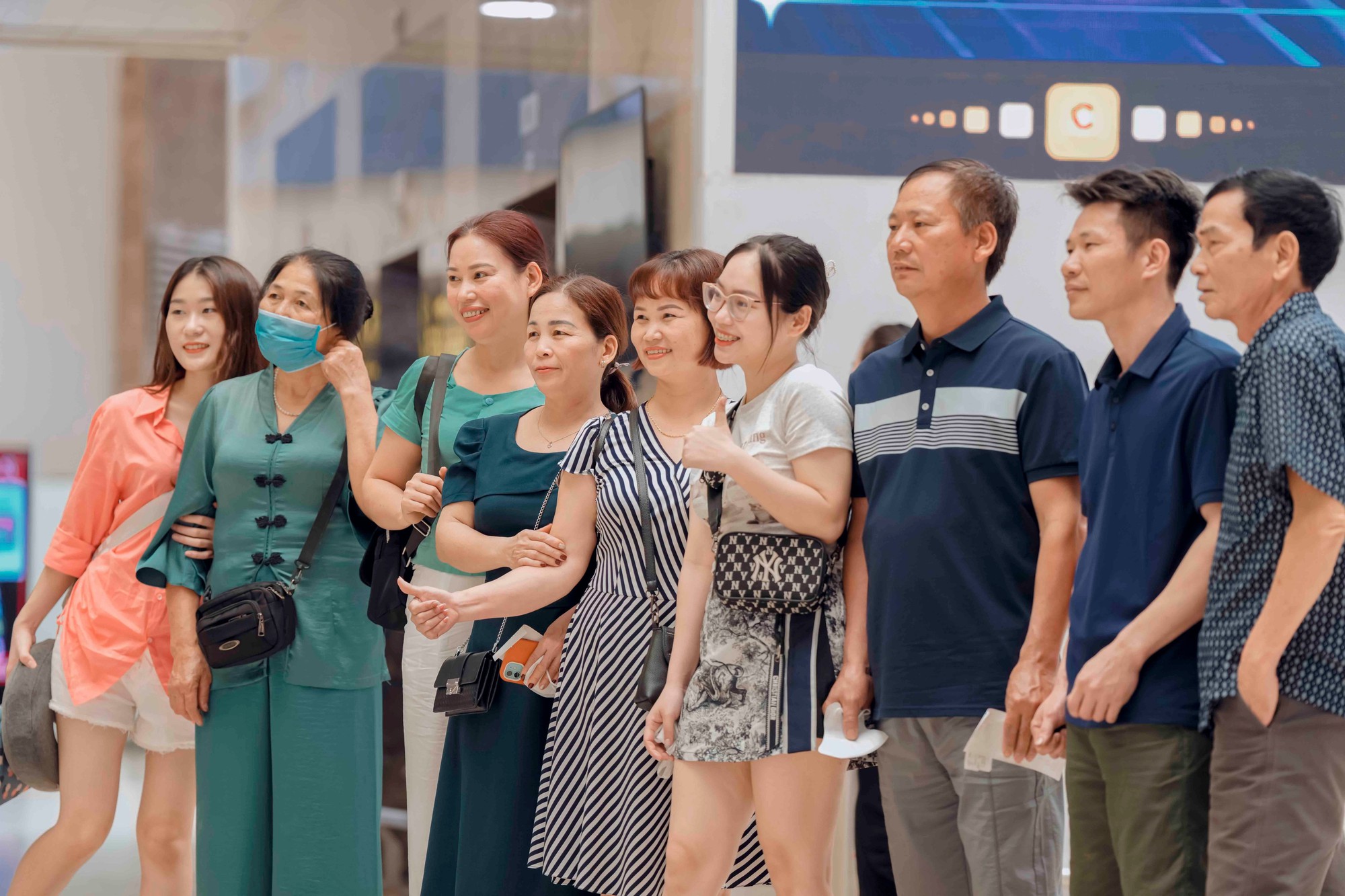 Kh&aacute;ch &ugrave;n &ugrave;n qua s&acirc;n bay, n&acirc;ng mức kiểm so&aacute;t an ninh h&agrave;ng kh&ocirc;ng - Ảnh 9.