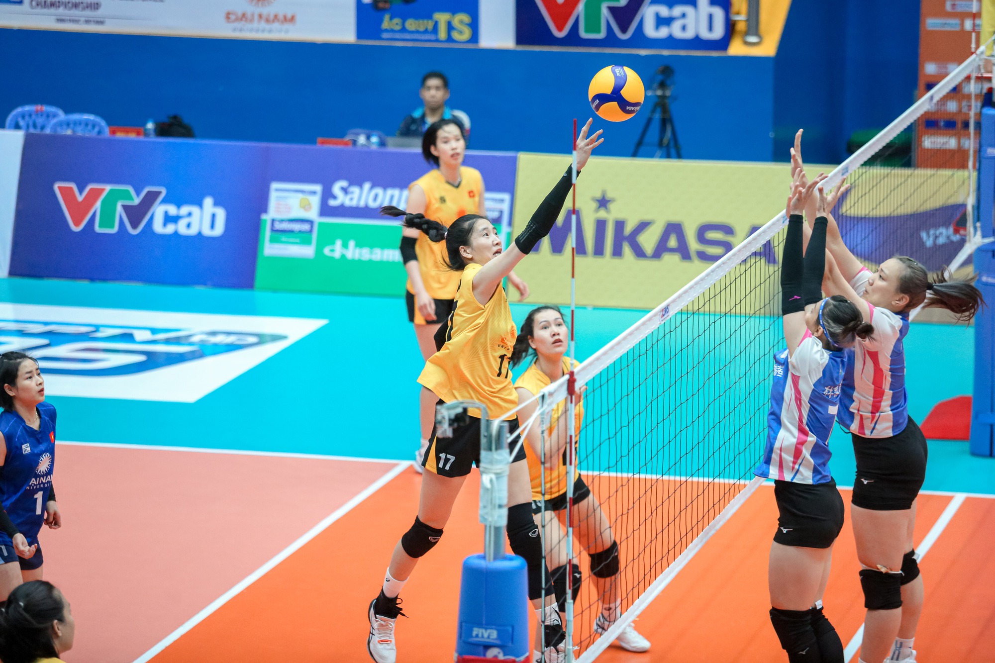 To&agrave;n thắng v&ograve;ng bảng, tuyển b&oacute;ng chuyền nữ Việt Nam đoạt v&eacute; b&aacute;n kết AVC Cup - Ảnh 3.