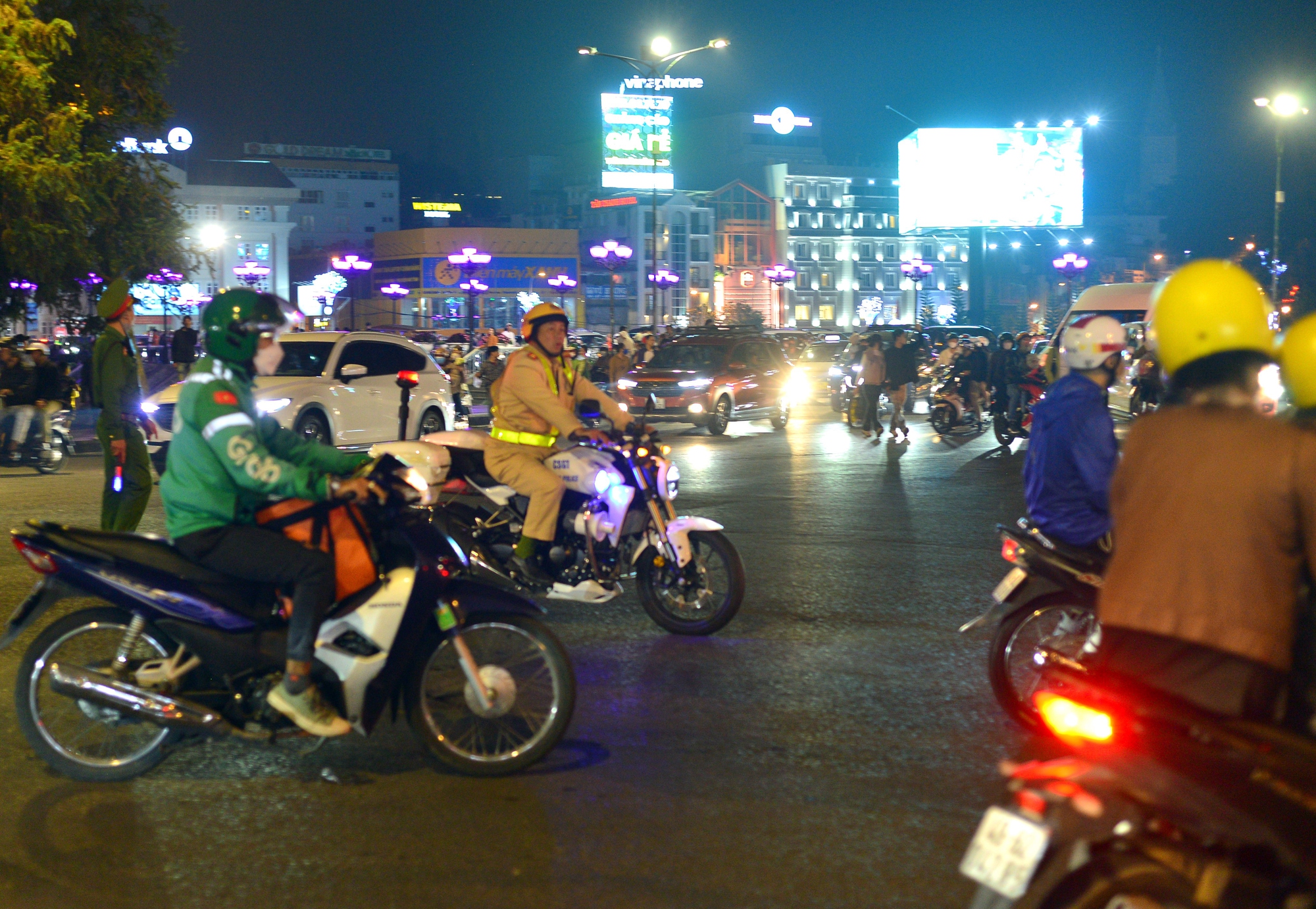 Chợ đ&ecirc;m Đ&agrave; Lạt tr&agrave;n ngập du kh&aacute;ch chen ch&acirc;n ng&agrave;y đầu nghỉ lễ 30-4 v&agrave; 1-5 - Ảnh 2.