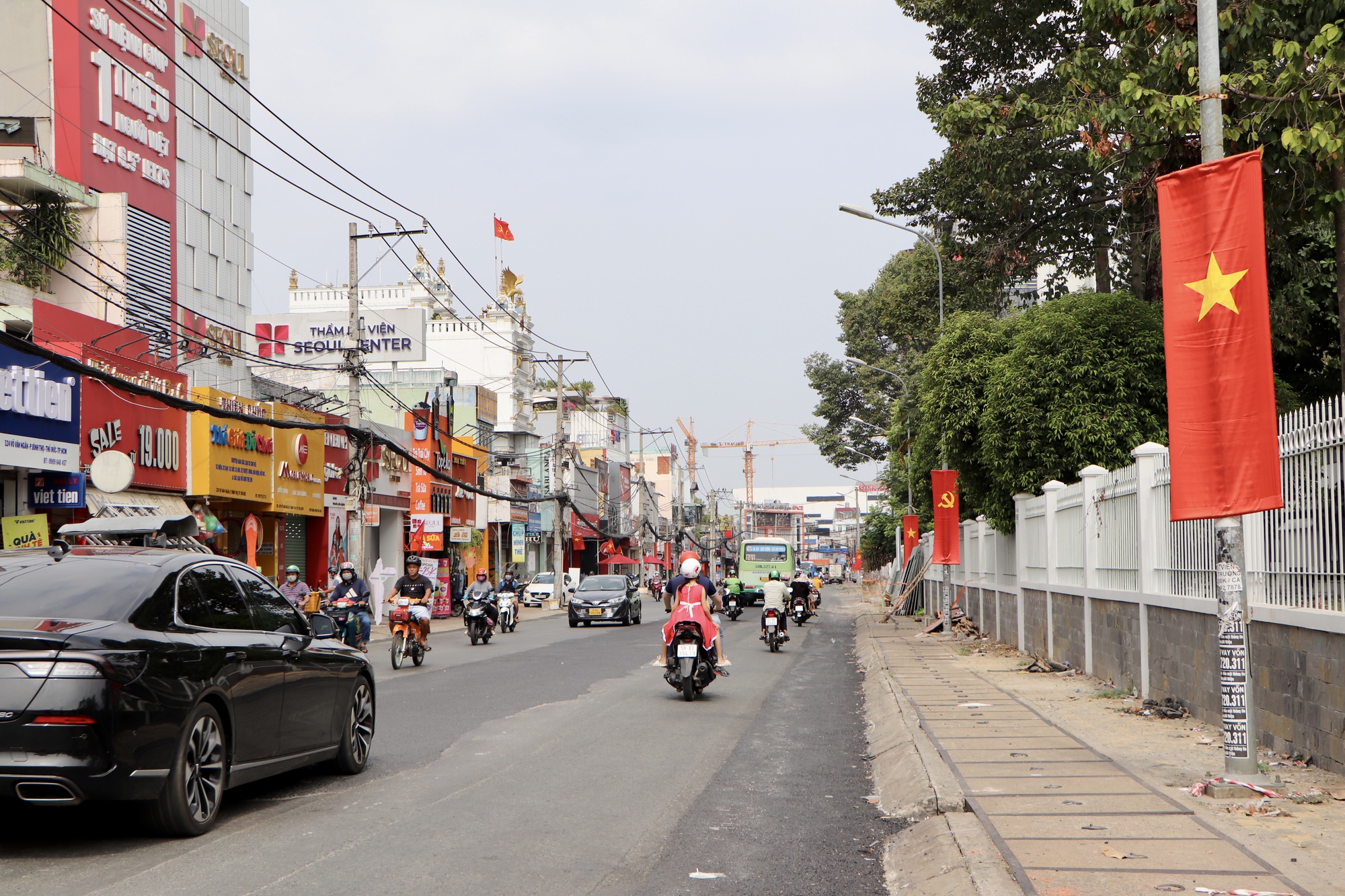 Đường phố TP HCM rực rỡ cờ hoa mừng ng&agrave;y thống nhất - Ảnh 12.