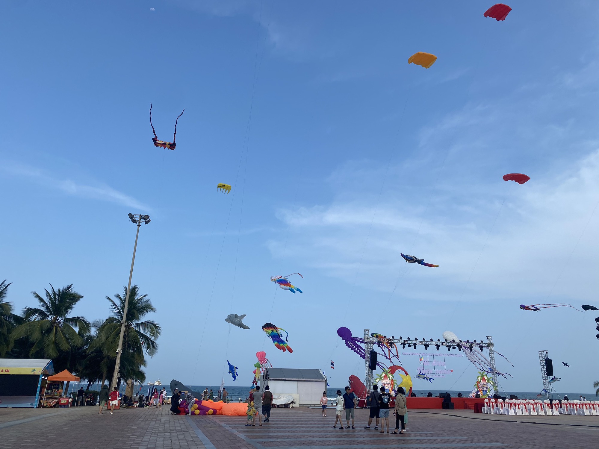 Biển Đà Nẵng rực rỡ sắc màu, đông đúc du khách - Ảnh 4.