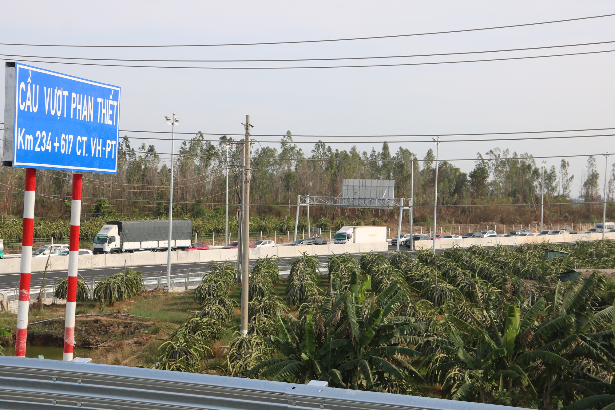 Tuyến cao tốc Dầu Gi&acirc;y - Phan Thiết &ugrave;n ứ ng&agrave;y th&ocirc;ng xe - Ảnh 6.