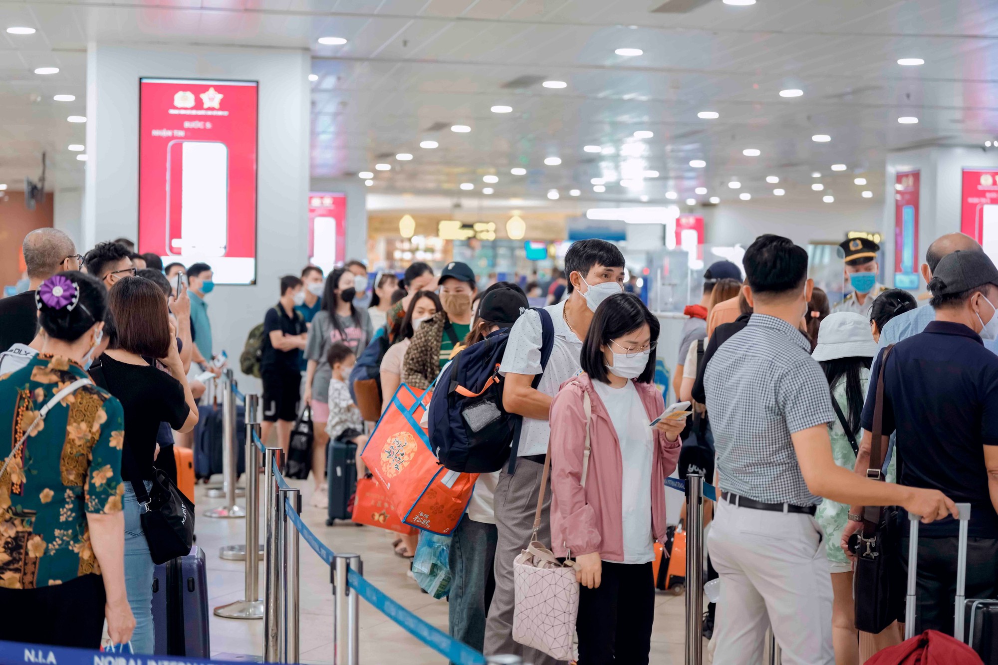 Kh&aacute;ch &ugrave;n &ugrave;n qua s&acirc;n bay, n&acirc;ng mức kiểm so&aacute;t an ninh h&agrave;ng kh&ocirc;ng - Ảnh 1.