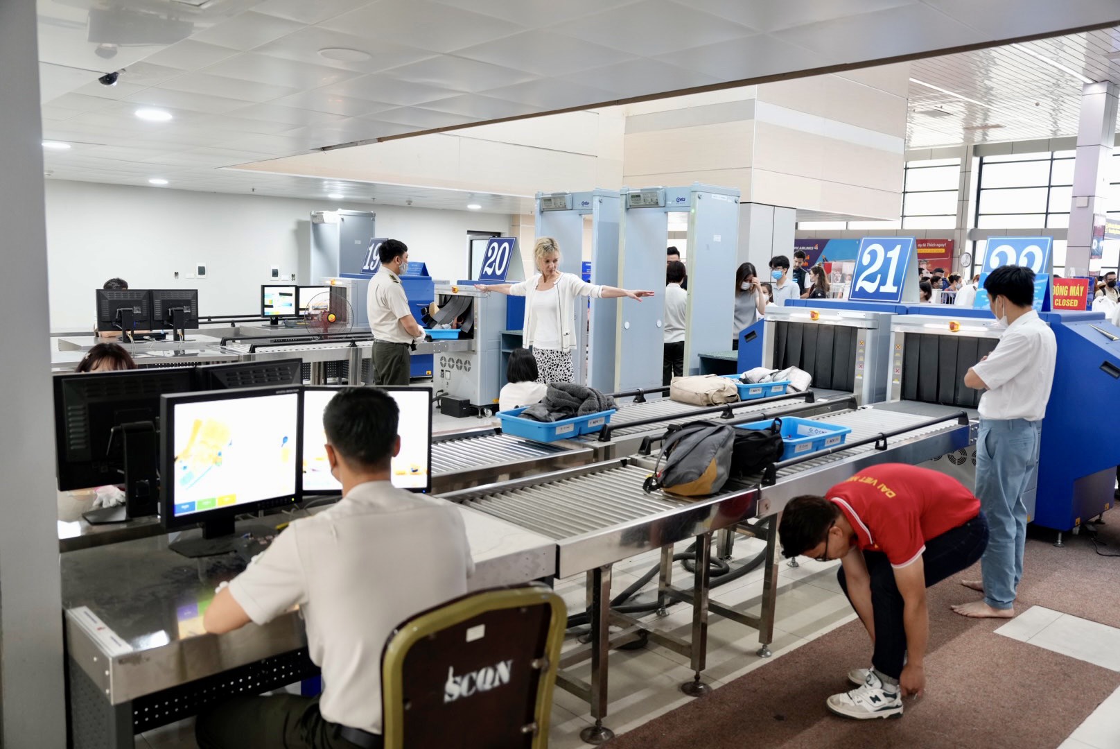 Kh&aacute;ch &ugrave;n &ugrave;n qua s&acirc;n bay, n&acirc;ng mức kiểm so&aacute;t an ninh h&agrave;ng kh&ocirc;ng - Ảnh 8.