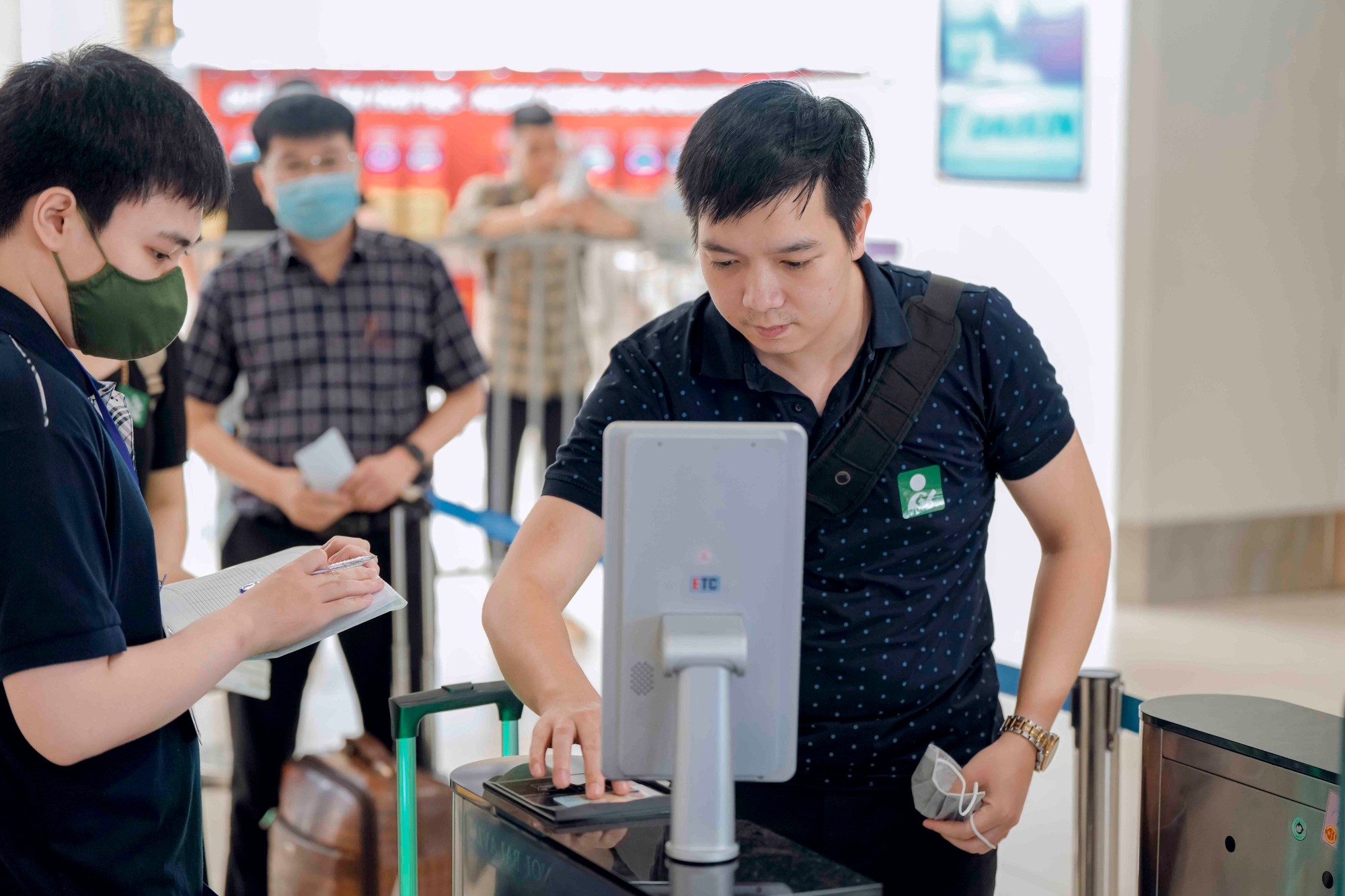 Kh&aacute;ch &ugrave;n &ugrave;n qua s&acirc;n bay, n&acirc;ng mức kiểm so&aacute;t an ninh h&agrave;ng kh&ocirc;ng - Ảnh 4.