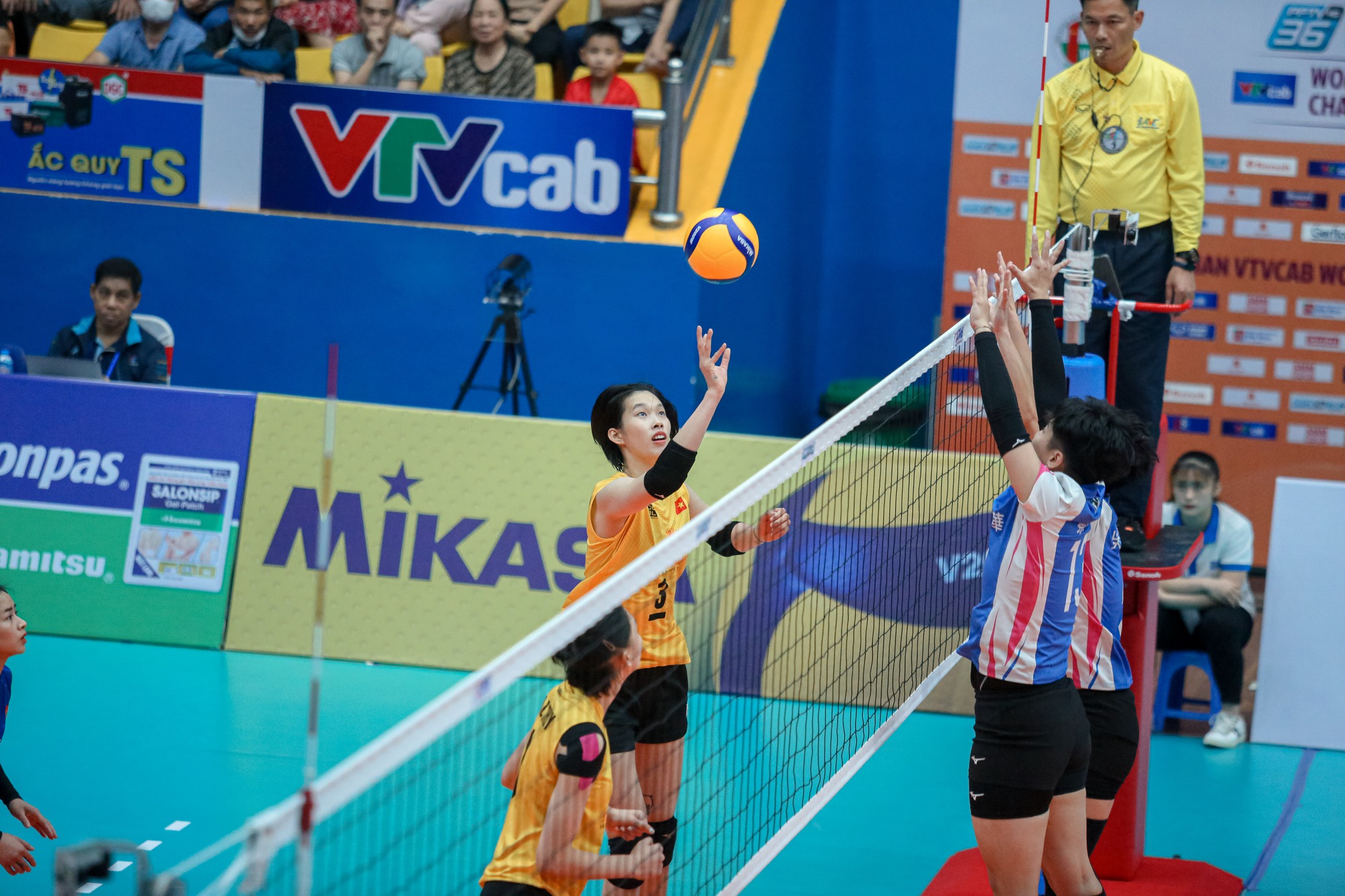 To&agrave;n thắng v&ograve;ng bảng, tuyển b&oacute;ng chuyền nữ Việt Nam đoạt v&eacute; b&aacute;n kết AVC Cup - Ảnh 1.