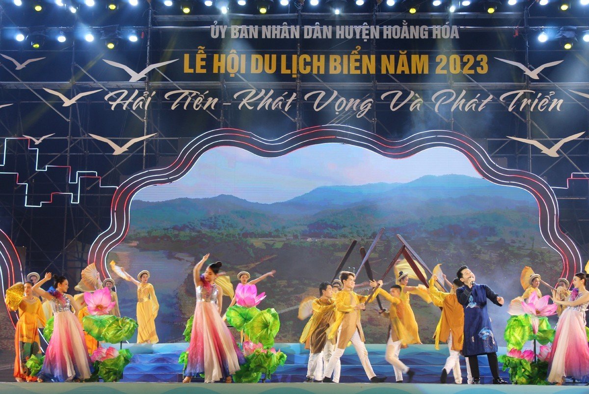 H&agrave;ng ng&agrave;n du kh&aacute;ch th&iacute;ch th&uacute; xem d&ugrave; lượn đ&ecirc;m khai mạc du lịch biển - Ảnh 1.