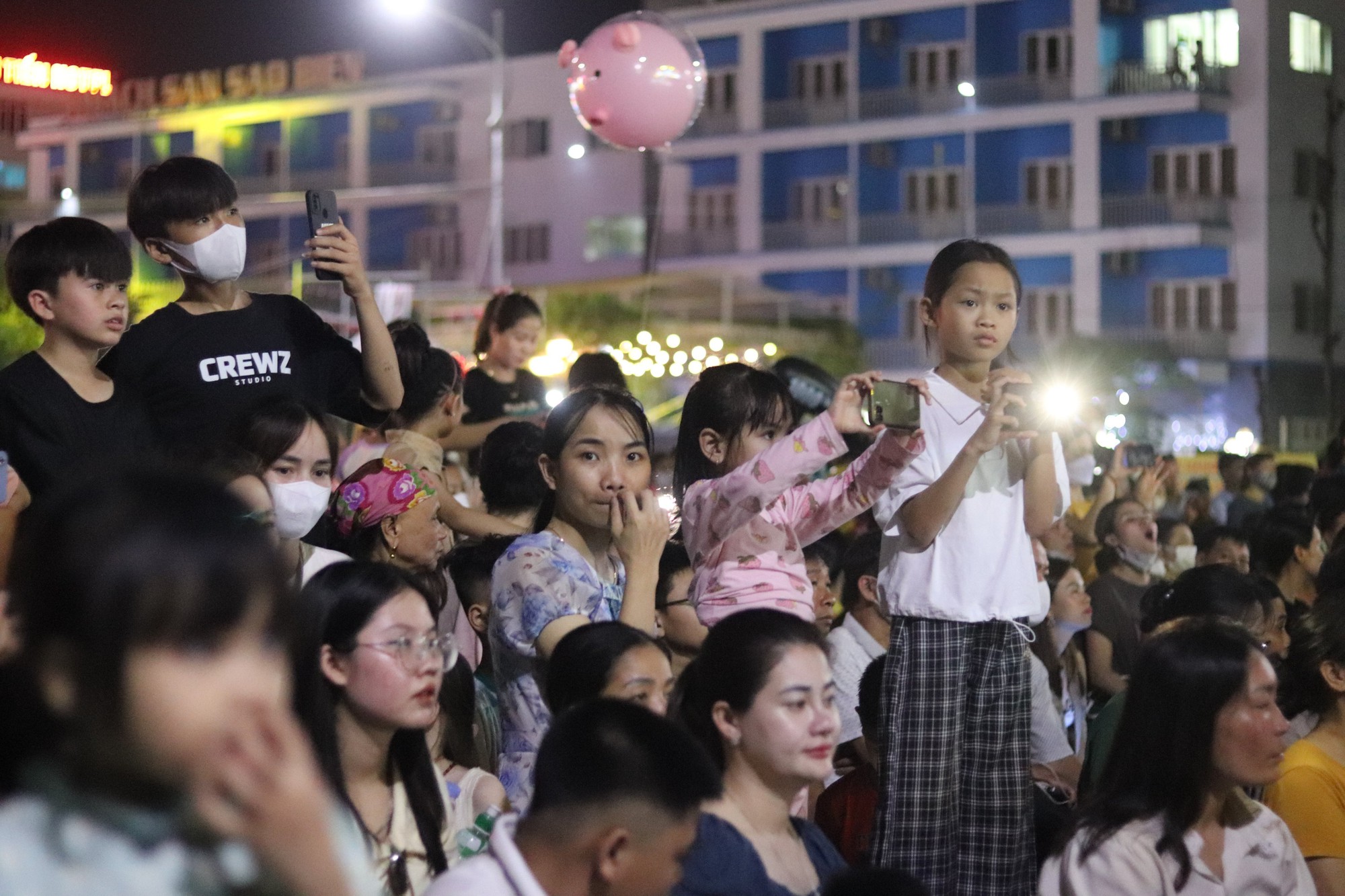 H&agrave;ng ng&agrave;n du kh&aacute;ch th&iacute;ch th&uacute; xem d&ugrave; lượn đ&ecirc;m khai mạc du lịch biển - Ảnh 5.